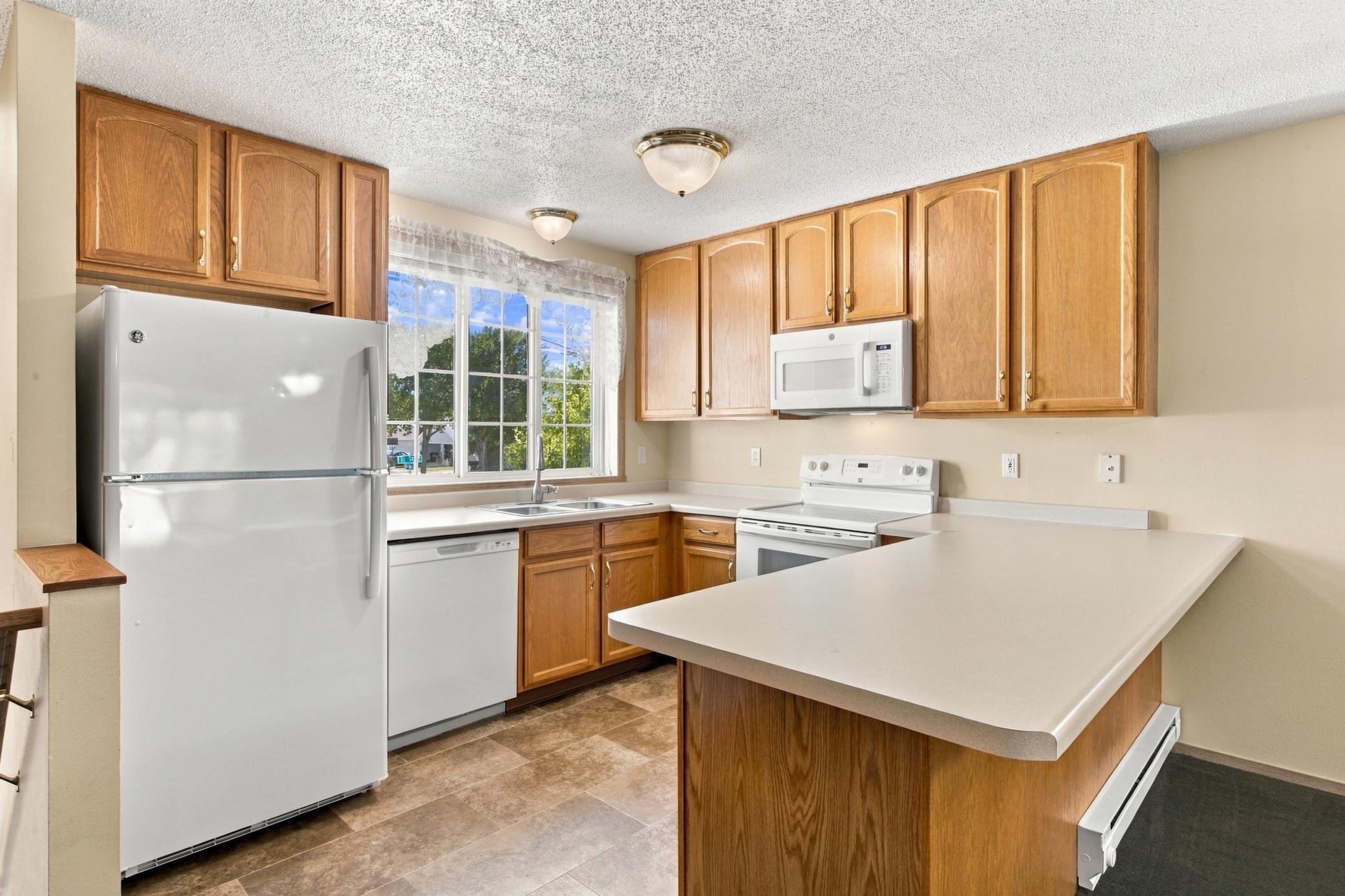 1998 townhouse for sale at 3539 31st Street S in Fargo, ND — 3 bed, 2 bath (photo 7 of 37)