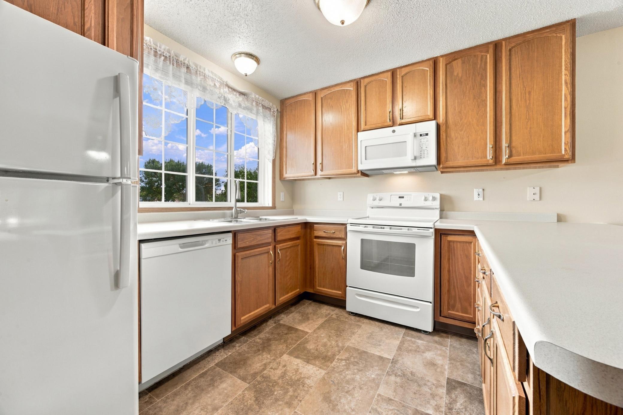 1998 townhouse for sale at 3539 31st Street S in Fargo, ND — 3 bed, 2 bath (photo 8 of 37)