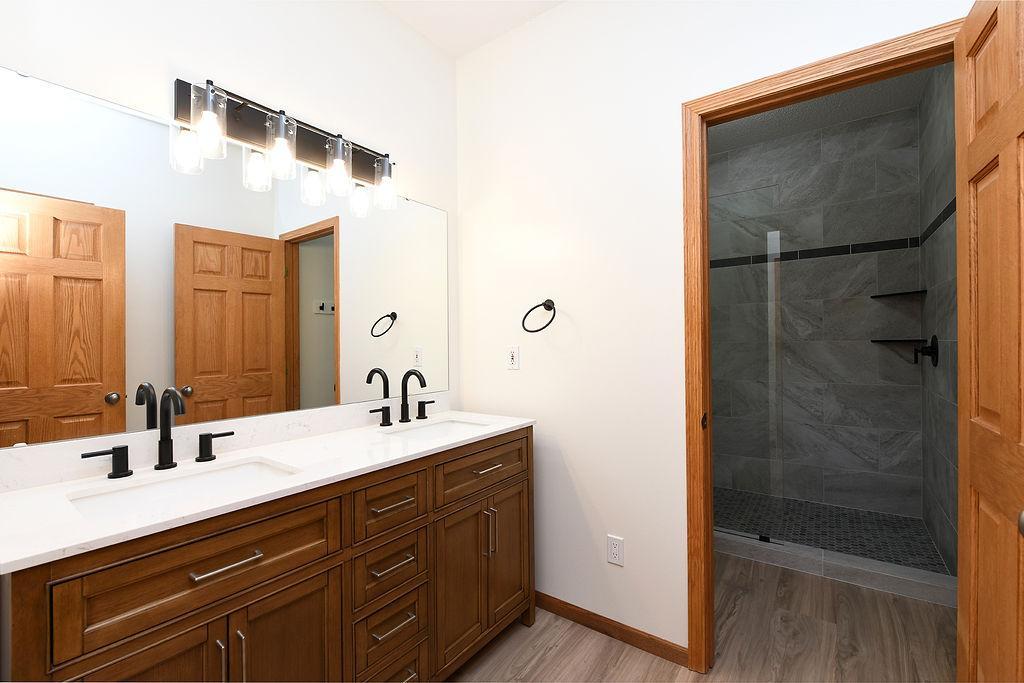 2002 single family home for sale at 8018 Aquarius Drive in Fargo, ND — 5 bed, 3 bath (photo 17 of 38)