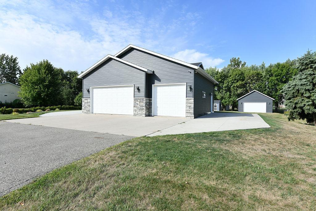 2002 single family home for sale at 8018 Aquarius Drive in Fargo, ND — 5 bed, 3 bath (photo 3 of 38)