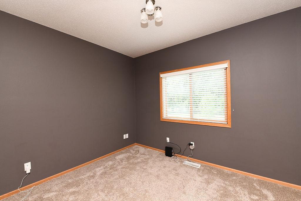 2002 single family home for sale at 8018 Aquarius Drive in Fargo, ND — 5 bed, 3 bath (photo 21 of 38)