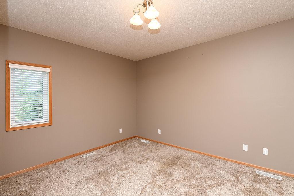 2002 single family home for sale at 8018 Aquarius Drive in Fargo, ND — 5 bed, 3 bath (photo 23 of 38)