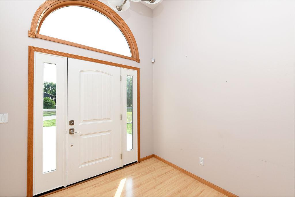 2002 single family home for sale at 8018 Aquarius Drive in Fargo, ND — 5 bed, 3 bath (photo 7 of 38)