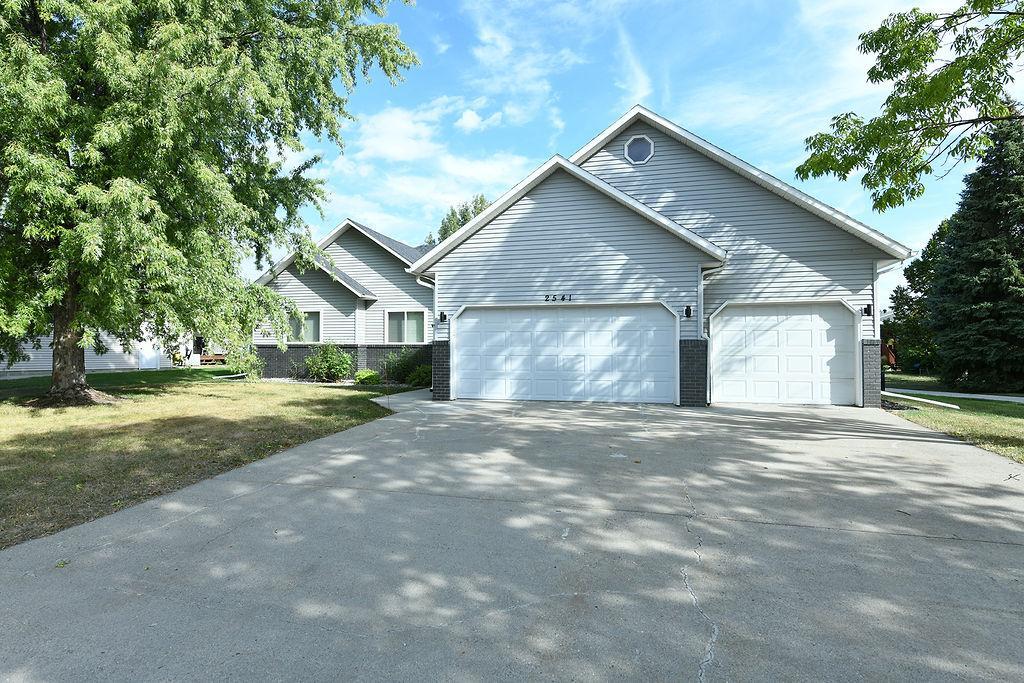 1991 single family home for sale at 2541 S 26th Avenue S in Fargo, ND — 5 bed, 3 bath (photo 2 of 45)