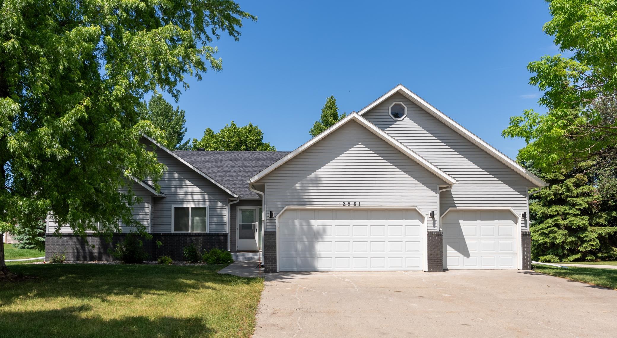 1991 single family home for sale at 2541 S 26th Avenue S in Fargo, ND — 5 bed, 3 bath (photo 3 of 45)