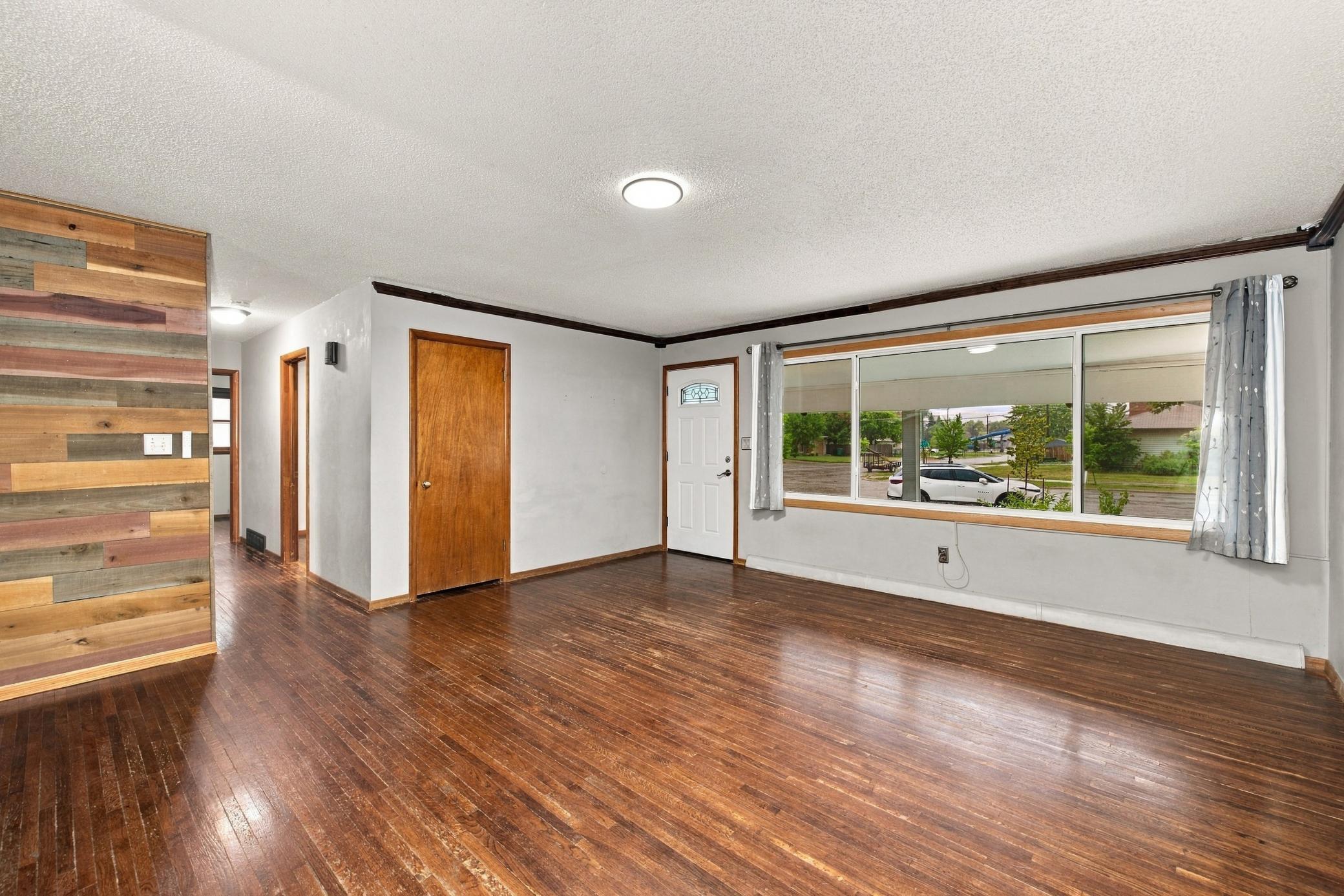 1956 single family home for sale at 537 2nd St Court E in West Fargo, ND — 3 bed, 1 bath (photo 4 of 23)
