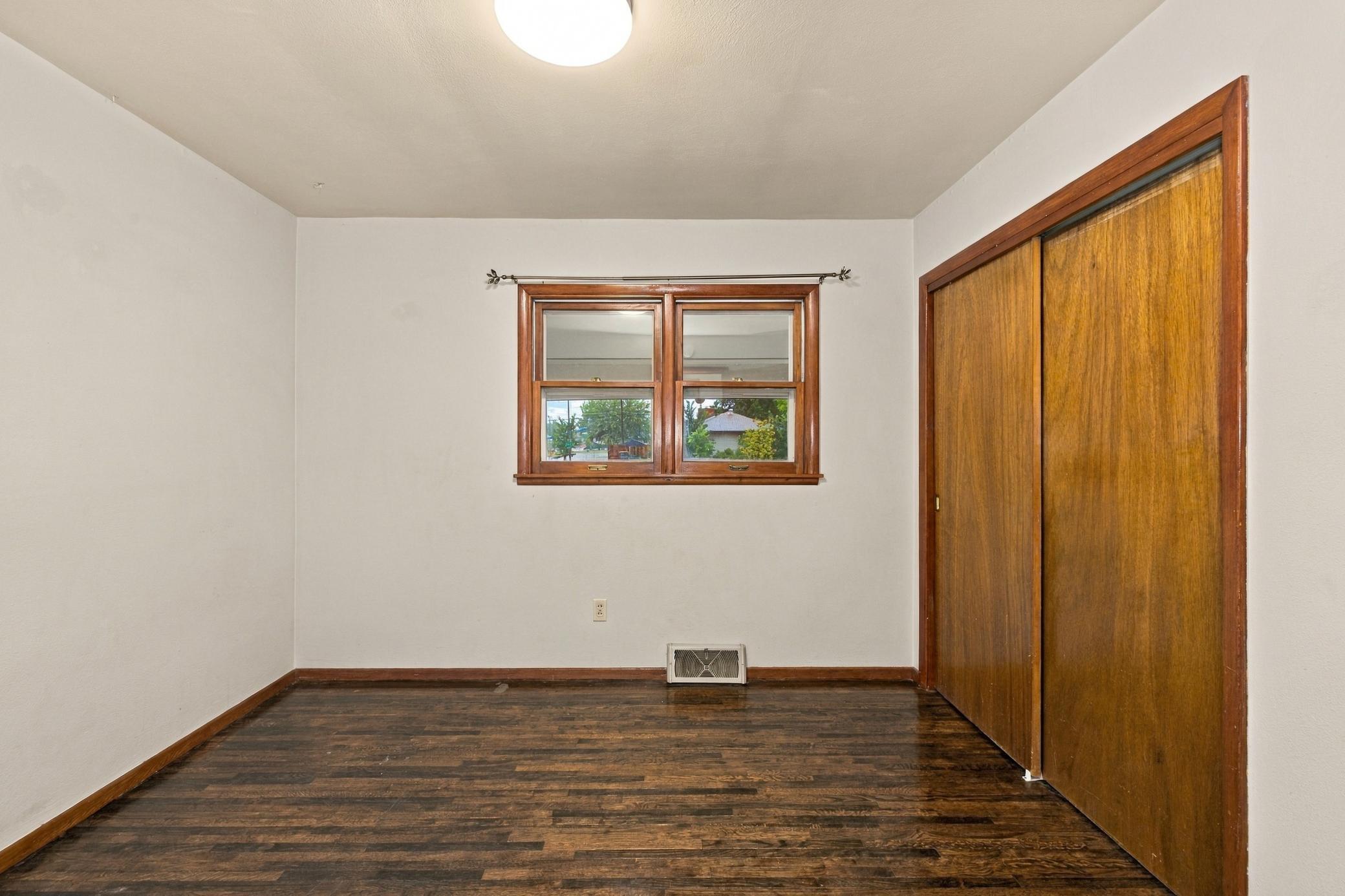 1956 single family home for sale at 537 2nd St Court E in West Fargo, ND — 3 bed, 1 bath (photo 8 of 23)