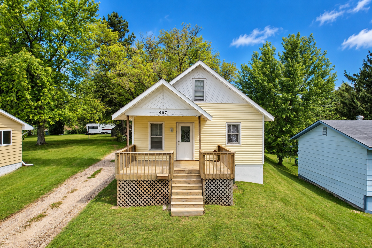 1928 single family home for sale at 907 N Baird Avenue in Fergus Falls, MN — 2 bed, 1 bath (photo 2 of 25)