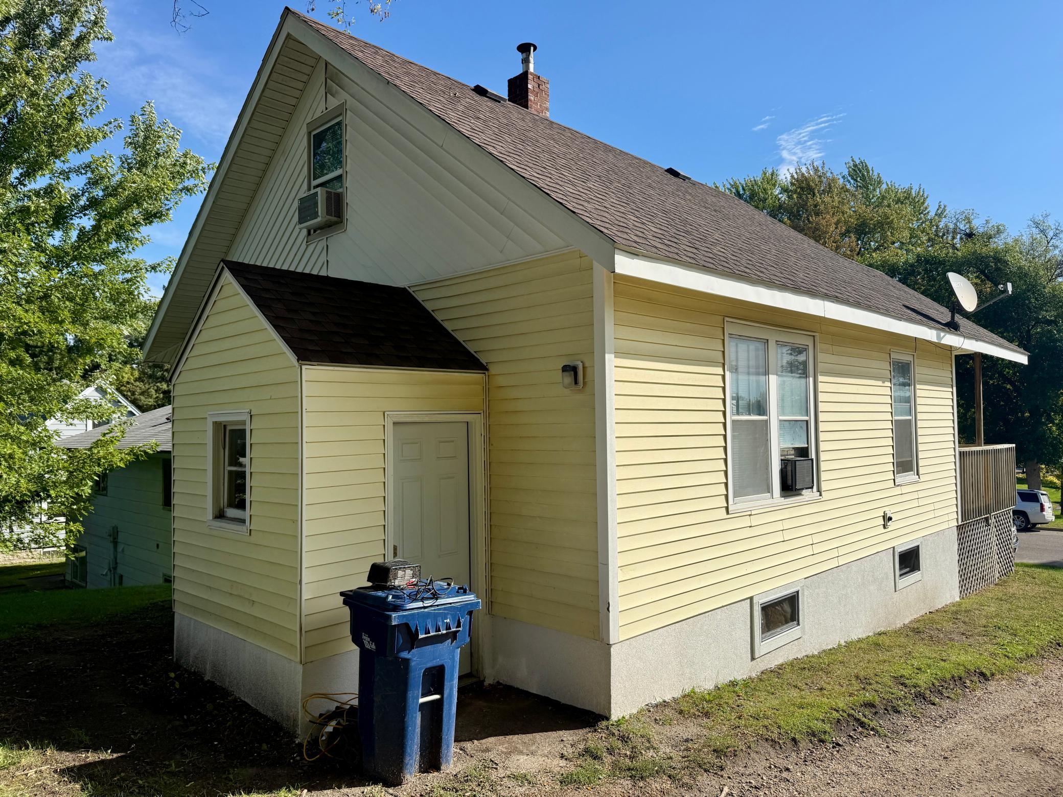 1928 single family home for sale at 907 N Baird Avenue in Fergus Falls, MN — 2 bed, 1 bath (photo 7 of 25)