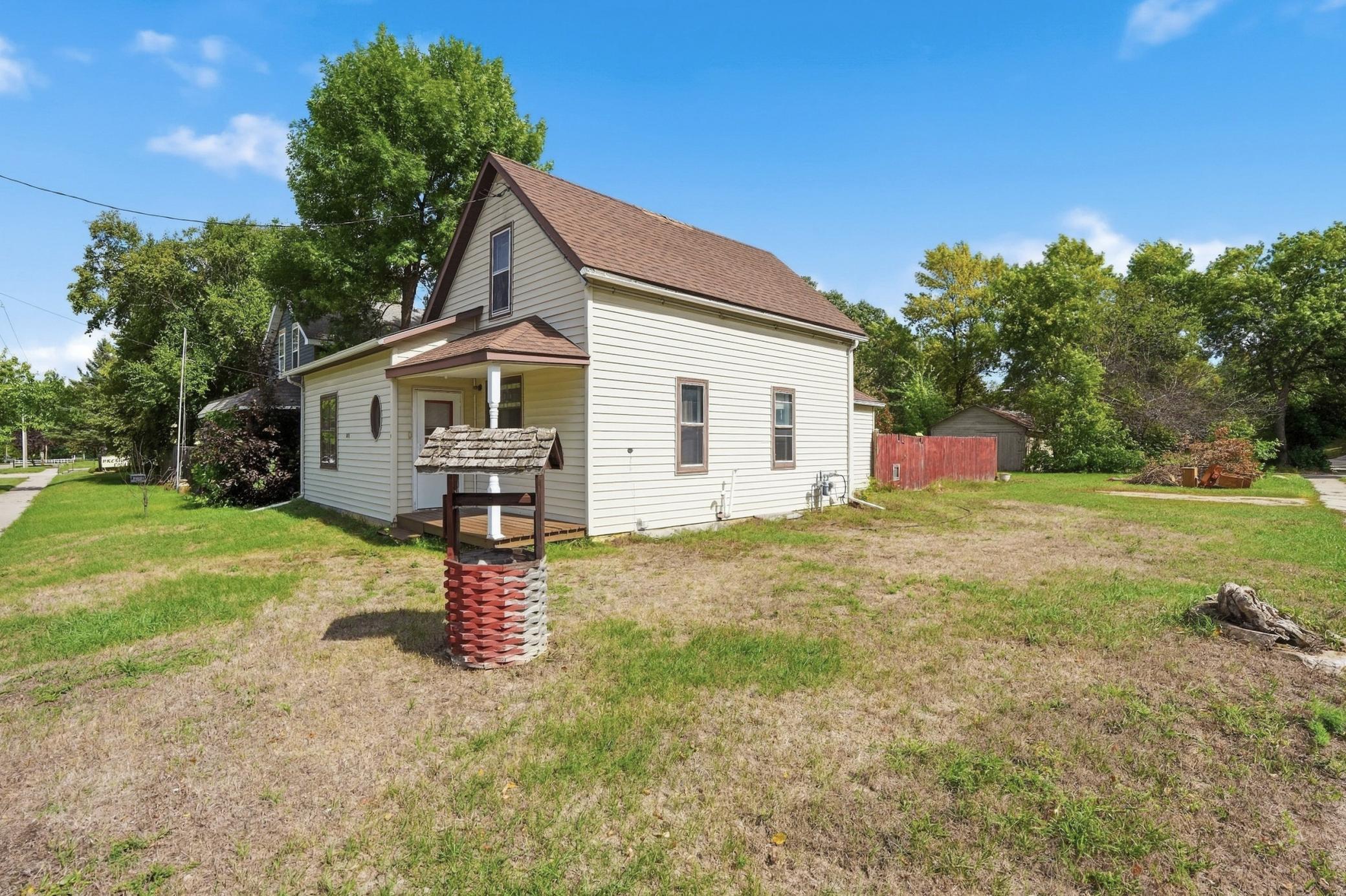 1900 single family home for sale at 301 Main Avenue N in Red Lake Falls, MN — 3 bed, 2 bath (photo 3 of 29)