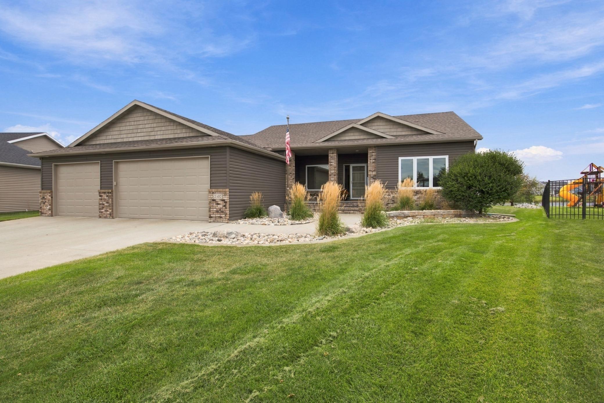 2014 single family home for sale at 2302 10th Street W in West Fargo, ND — 4 bed, 3 bath (photo 2 of 62)