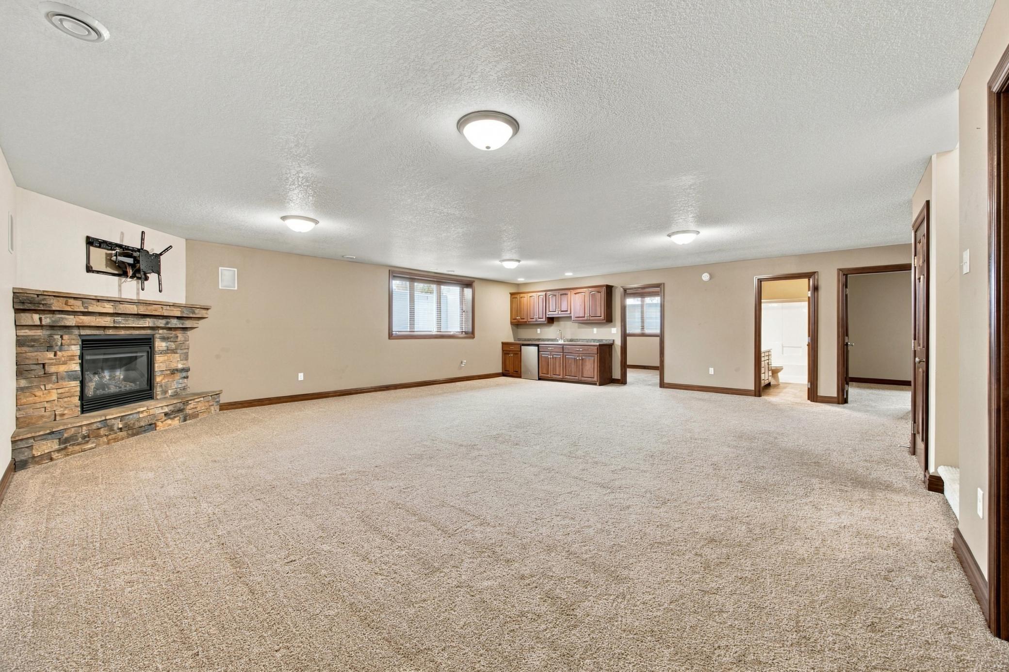 2014 single family home for sale at 2302 10th Street W in West Fargo, ND — 4 bed, 3 bath (photo 28 of 62)