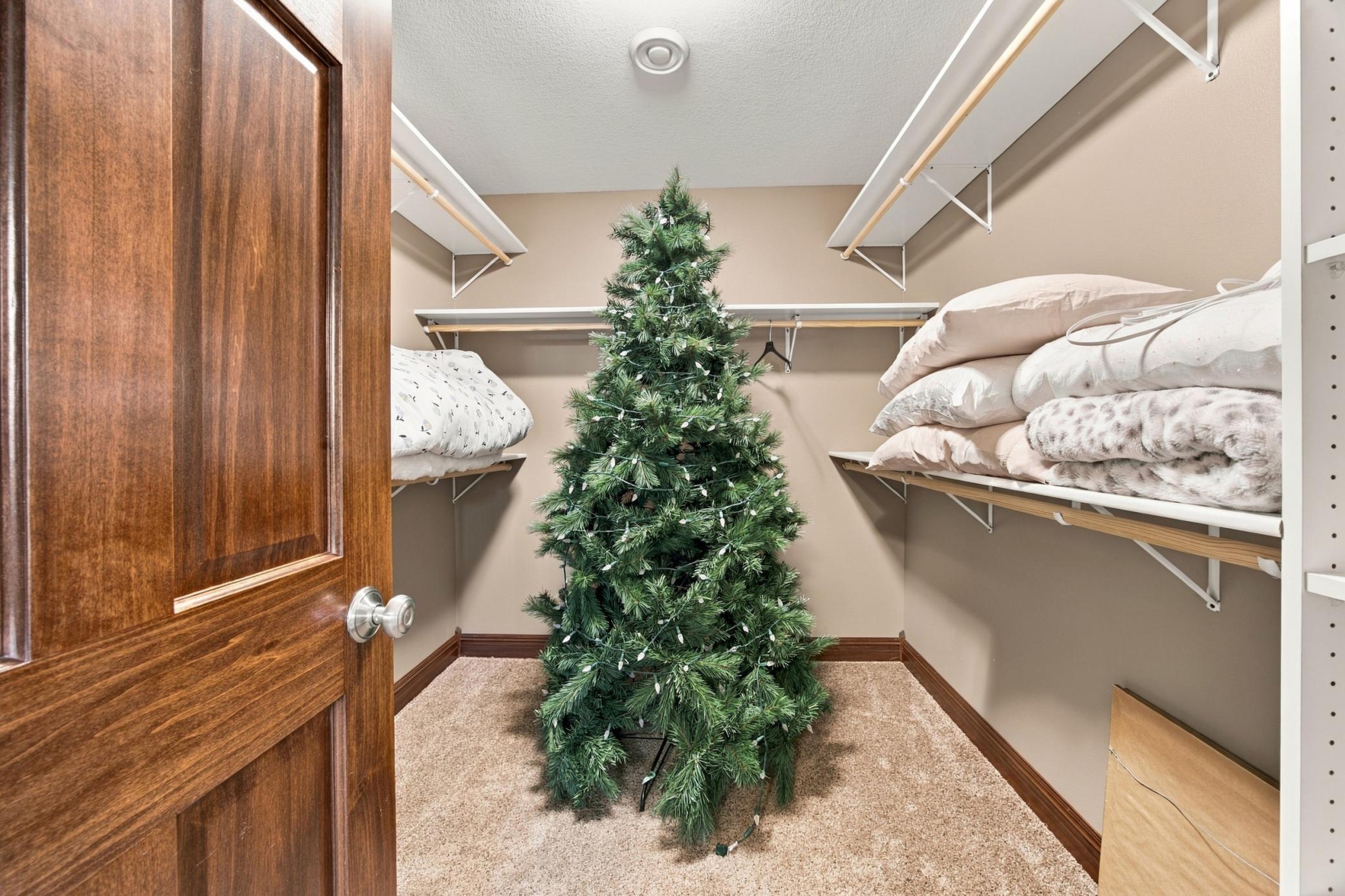 2014 single family home for sale at 2302 10th Street W in West Fargo, ND — 4 bed, 3 bath (photo 36 of 62)