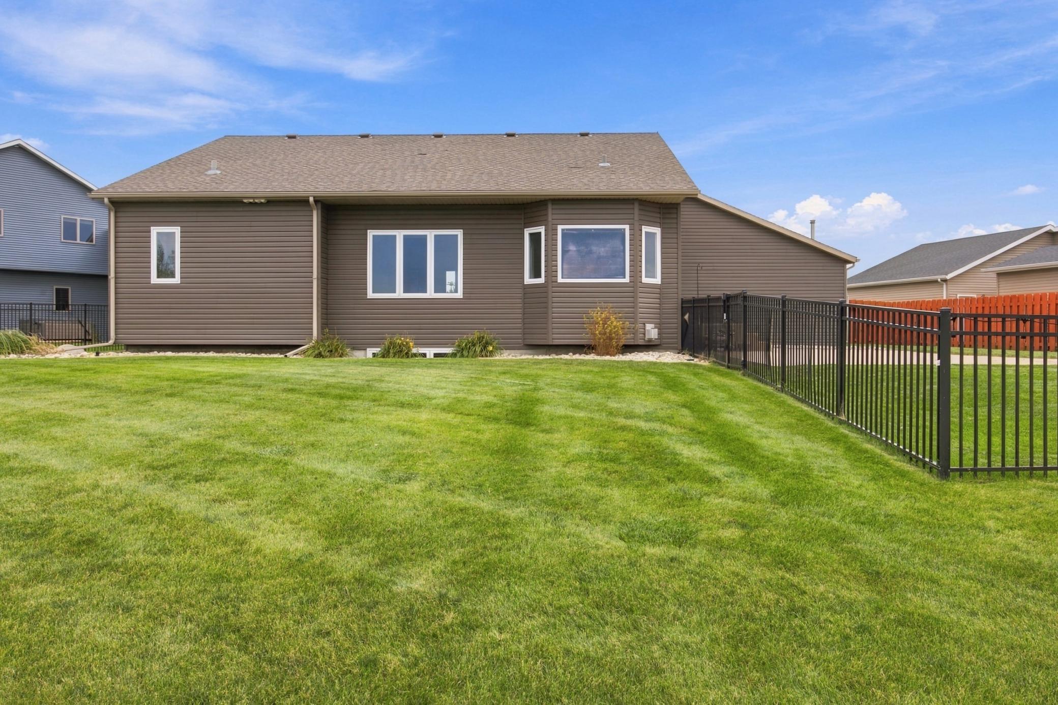 2014 single family home for sale at 2302 10th Street W in West Fargo, ND — 4 bed, 3 bath (photo 43 of 62)