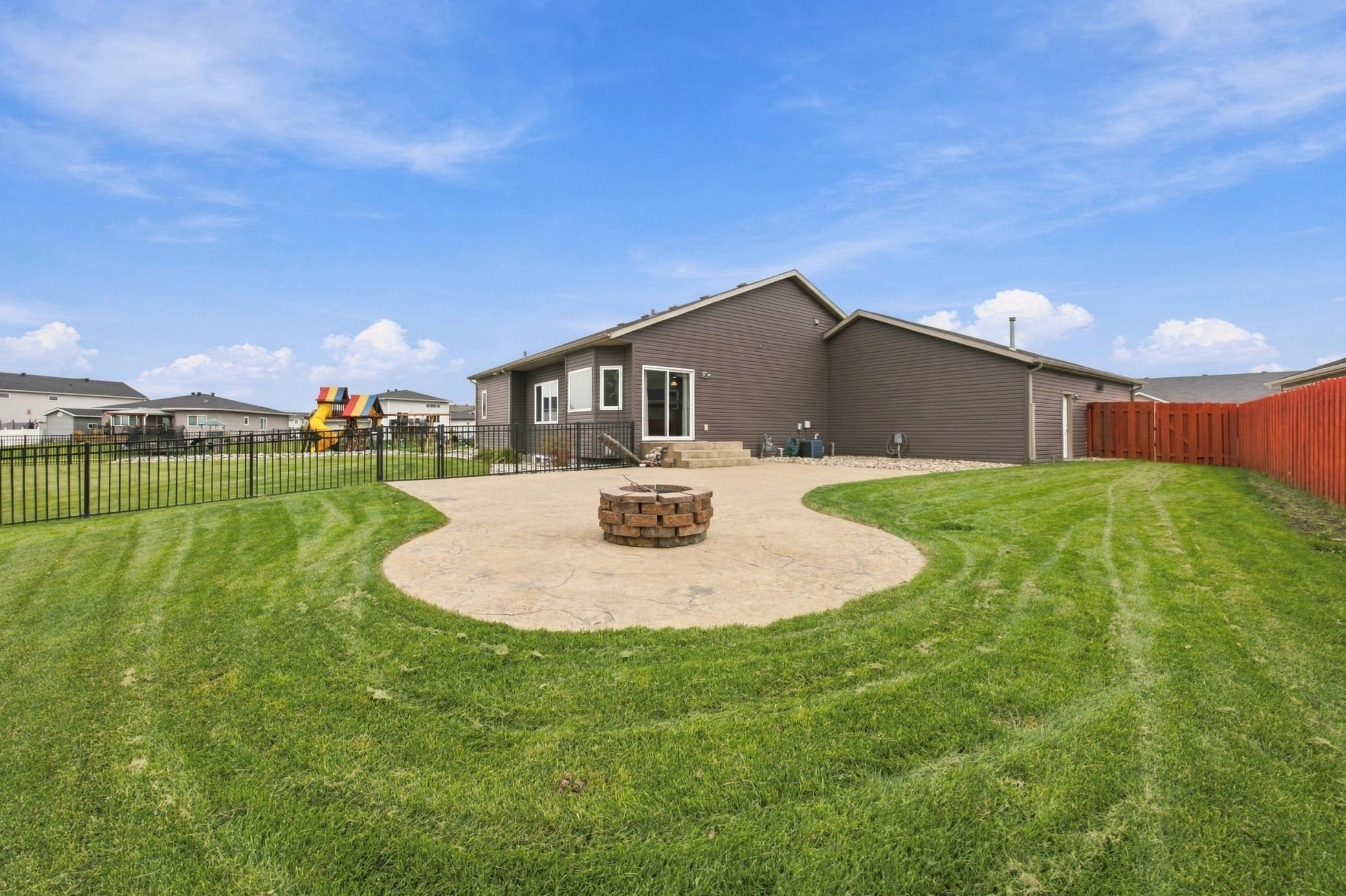 2014 single family home for sale at 2302 10th Street W in West Fargo, ND — 4 bed, 3 bath (photo 45 of 62)