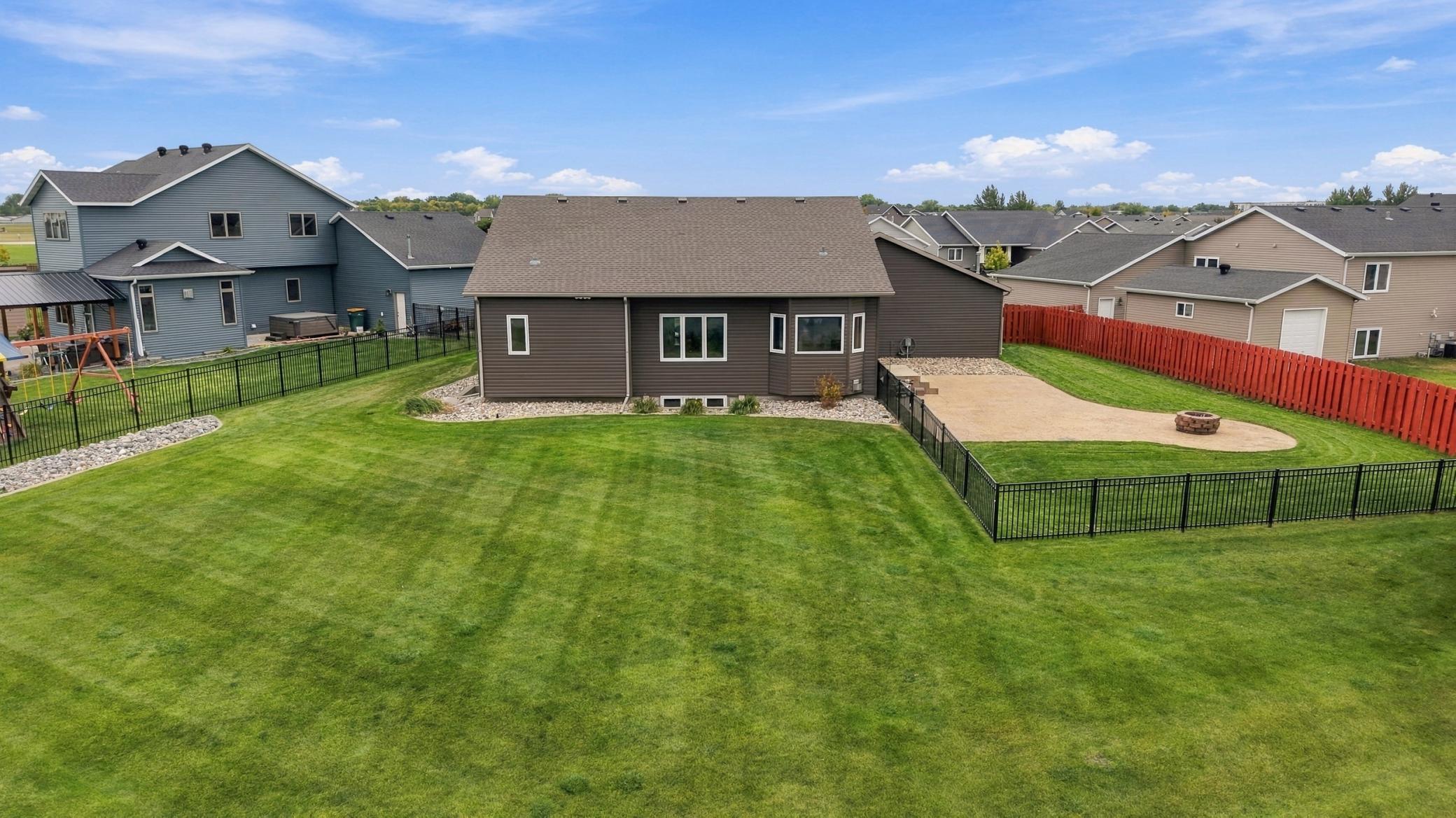 2014 single family home for sale at 2302 10th Street W in West Fargo, ND — 4 bed, 3 bath (photo 46 of 62)