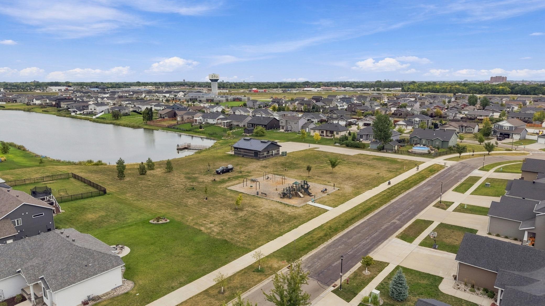 2014 single family home for sale at 2302 10th Street W in West Fargo, ND — 4 bed, 3 bath (photo 58 of 62)