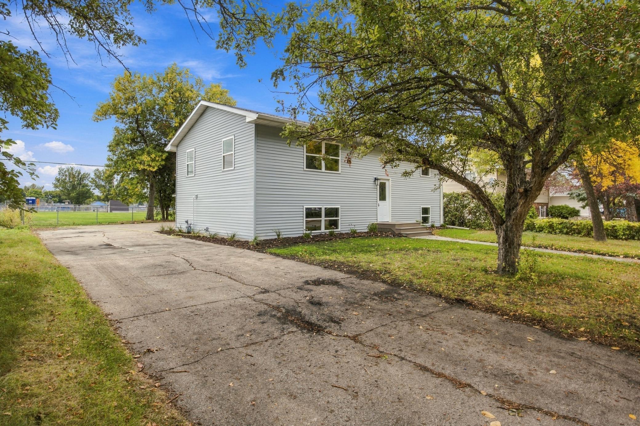 1967 single family home for sale at 1729 17th Street S in Fargo, ND — 4 bed, 2 bath (photo 2 of 31)