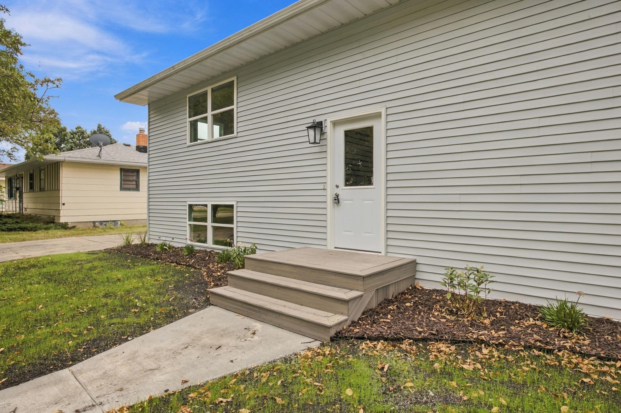 1967 single family home for sale at 1729 17th Street S in Fargo, ND — 4 bed, 2 bath (photo 3 of 31)