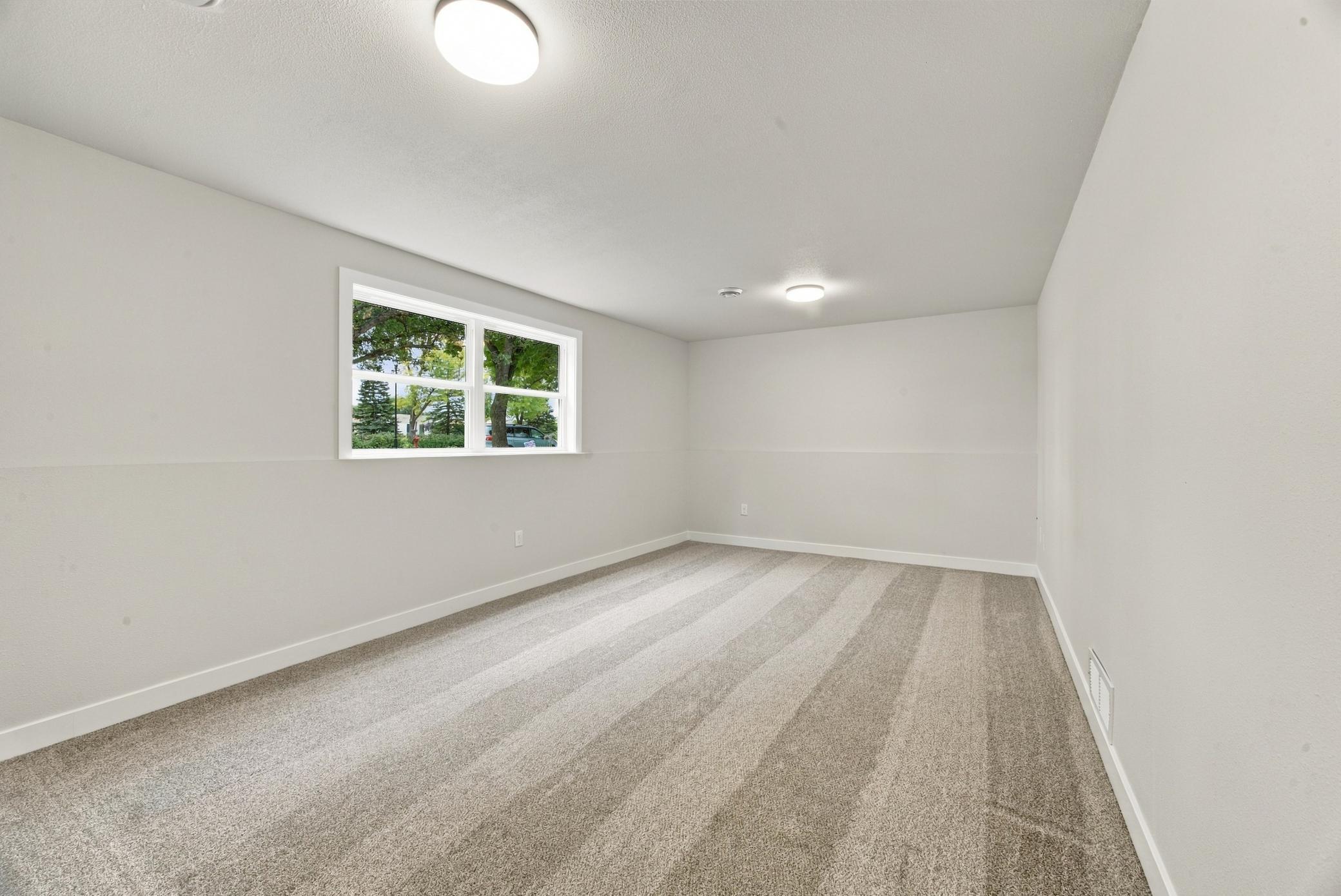 1967 single family home for sale at 1729 17th Street S in Fargo, ND — 4 bed, 2 bath (photo 23 of 31)