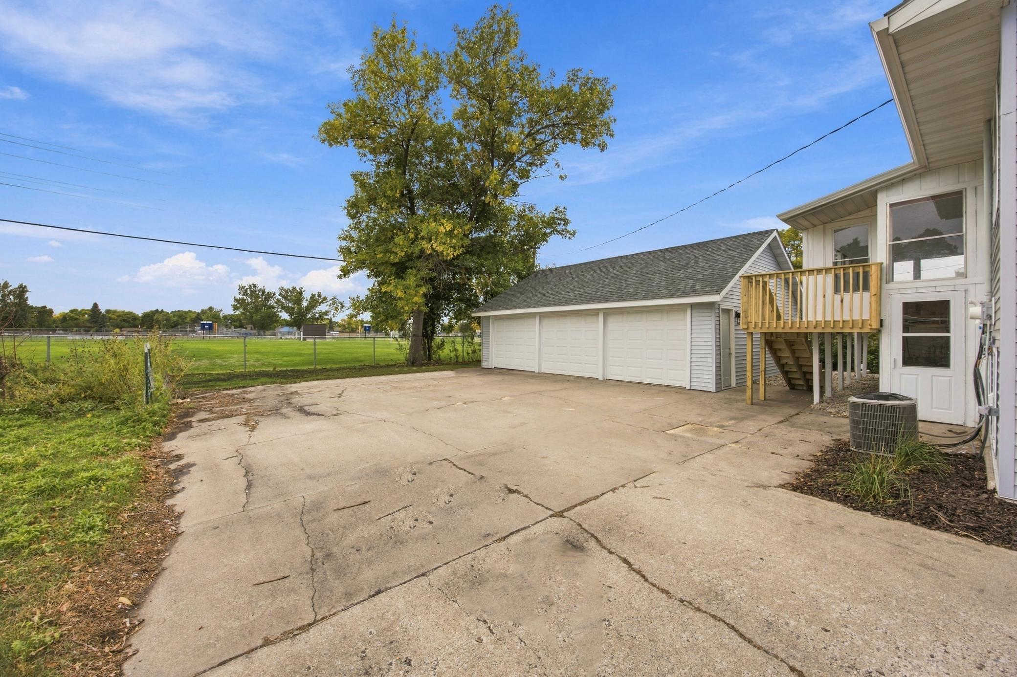 1967 single family home for sale at 1729 17th Street S in Fargo, ND — 4 bed, 2 bath (photo 26 of 31)
