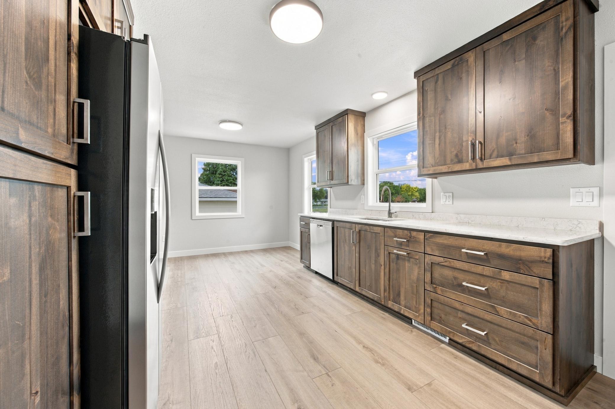 1967 single family home for sale at 1729 17th Street S in Fargo, ND — 4 bed, 2 bath (photo 5 of 31)