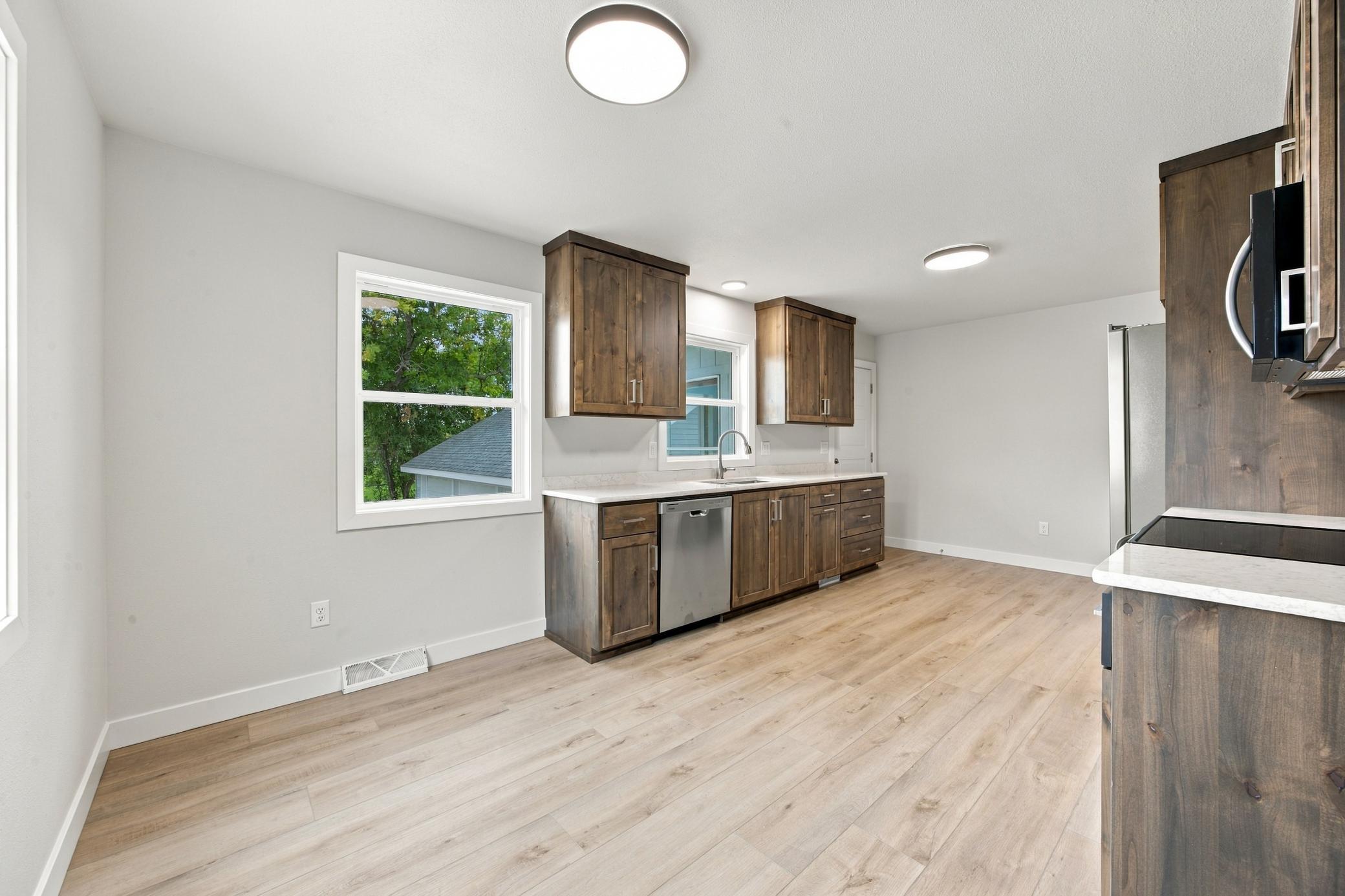 1967 single family home for sale at 1729 17th Street S in Fargo, ND — 4 bed, 2 bath (photo 6 of 31)