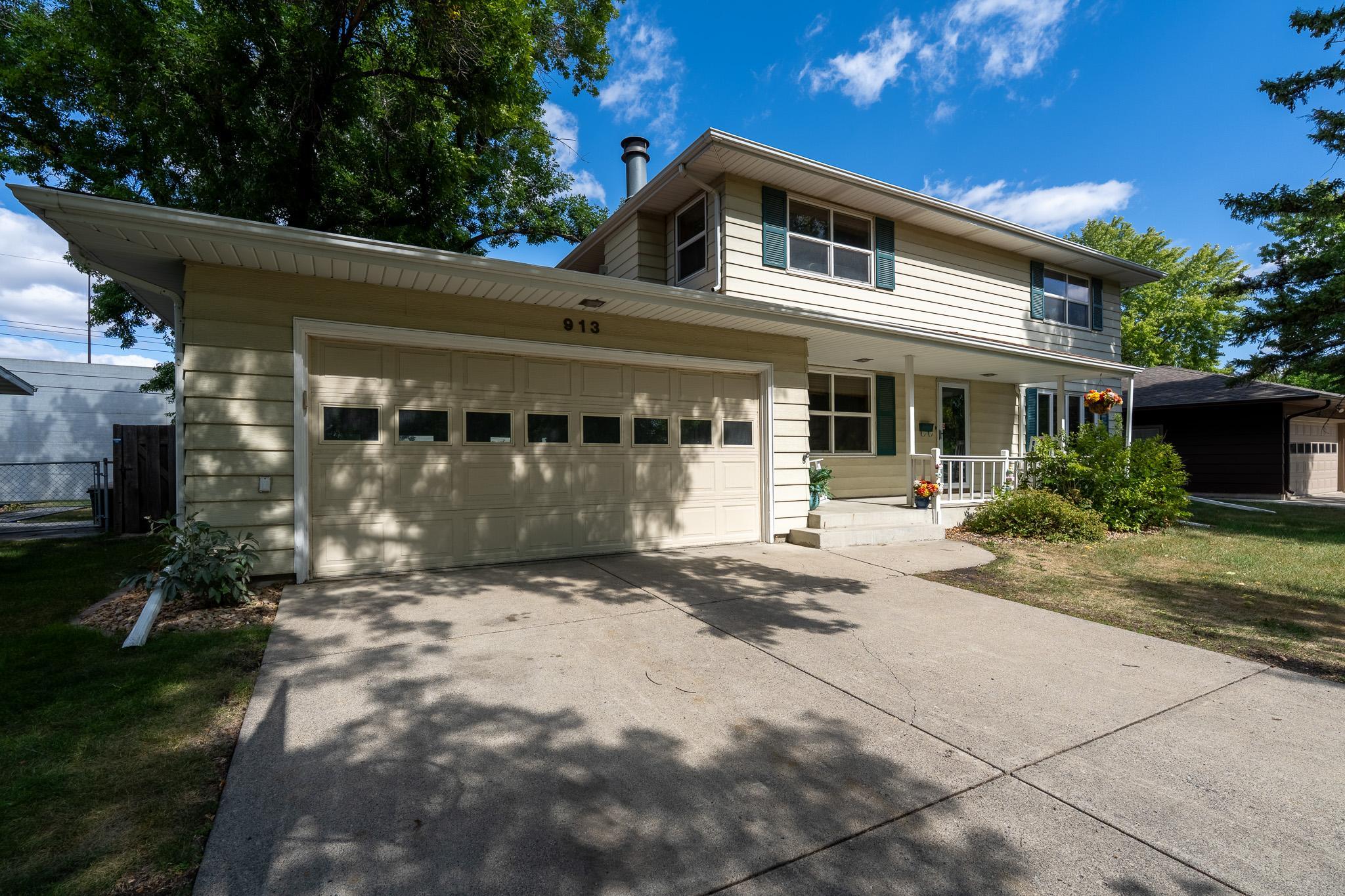 1961 single family home for sale at 913 Park Drive S in Fargo, ND — 5 bed, 4 bath (photo 2 of 52)