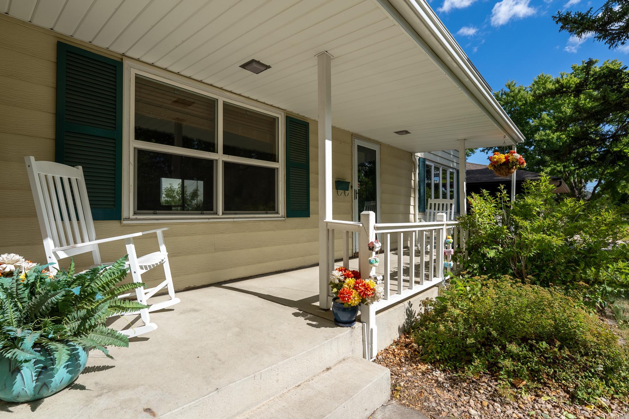 1961 single family home for sale at 913 Park Drive S in Fargo, ND — 5 bed, 4 bath (photo 3 of 52)