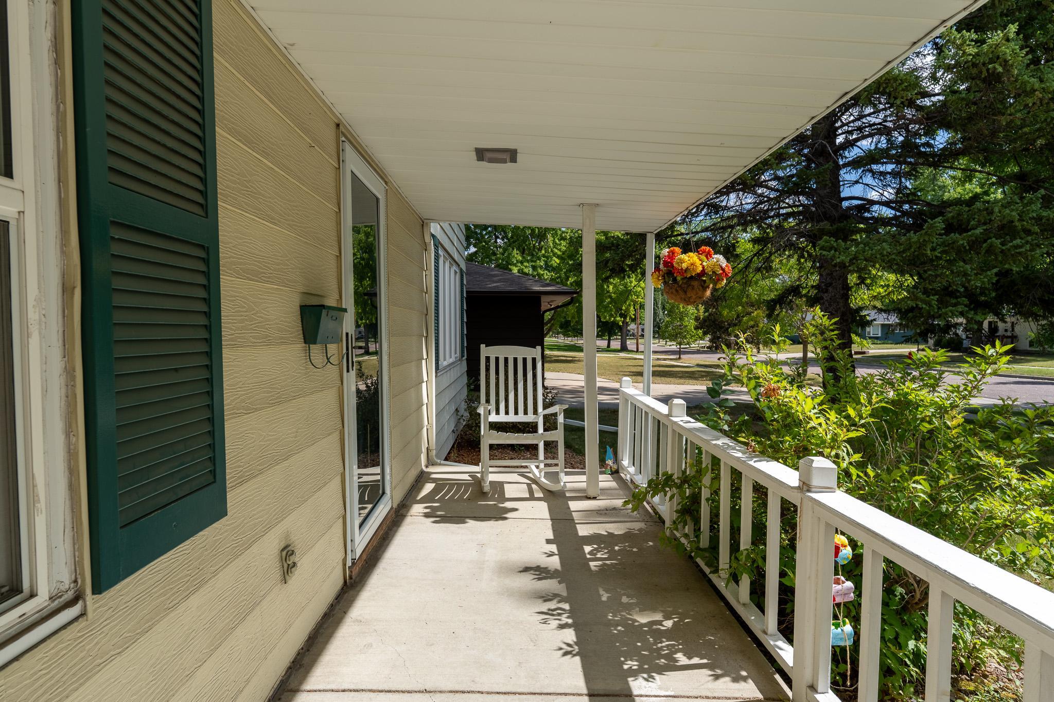 1961 single family home for sale at 913 Park Drive S in Fargo, ND — 5 bed, 4 bath (photo 4 of 52)