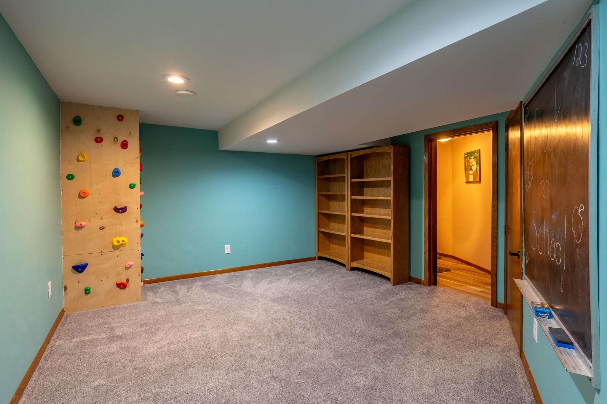 1961 single family home for sale at 913 Park Drive S in Fargo, ND — 5 bed, 4 bath (photo 31 of 52)