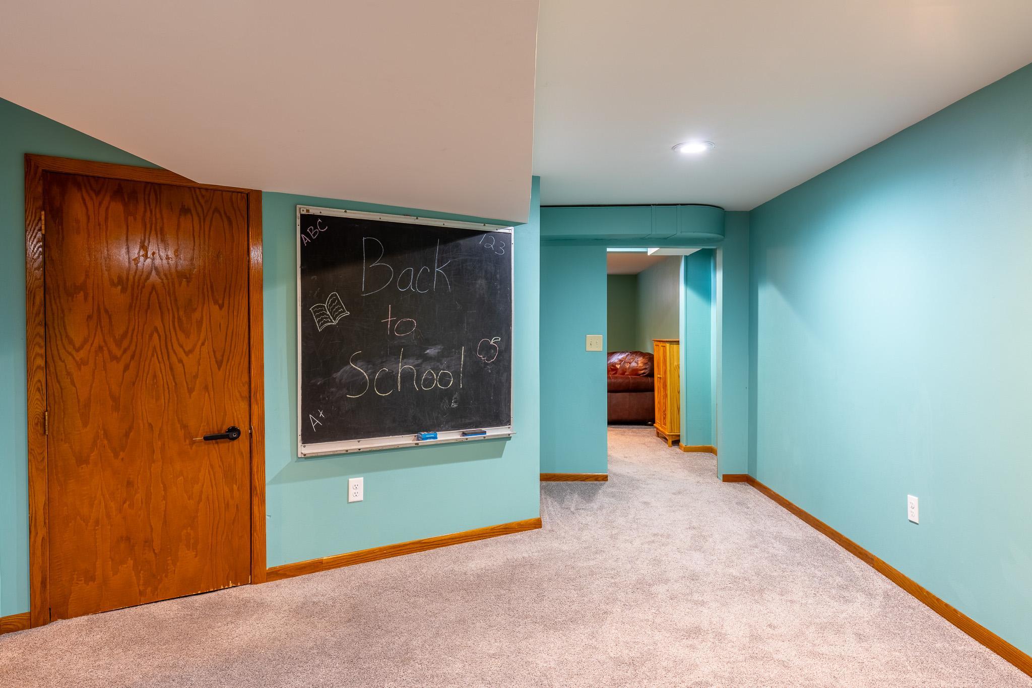 1961 single family home for sale at 913 Park Drive S in Fargo, ND — 5 bed, 4 bath (photo 32 of 52)