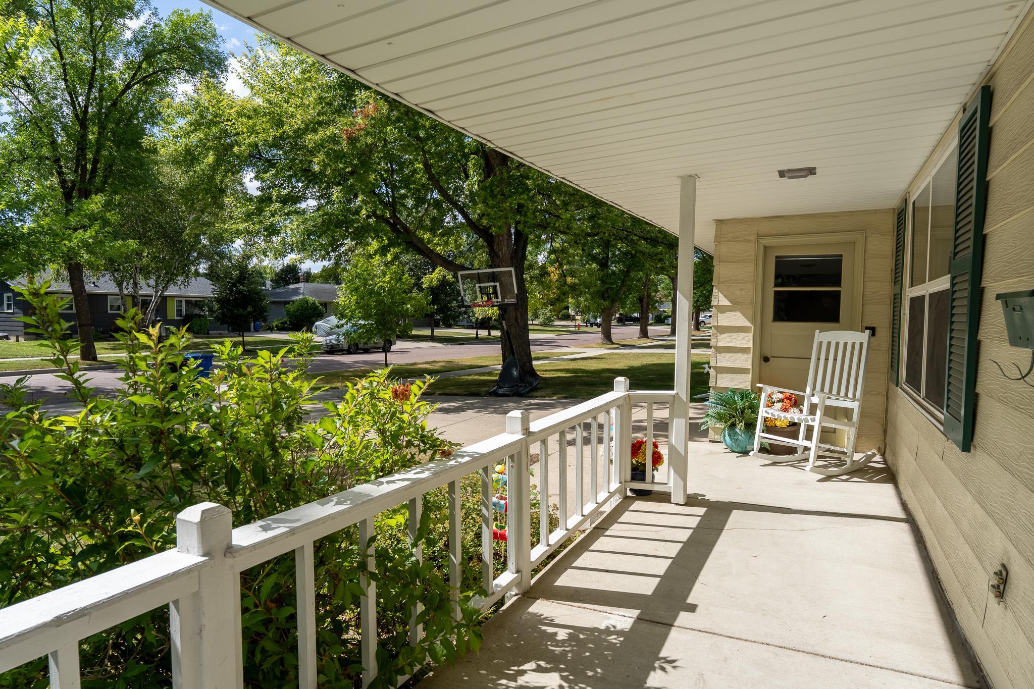 1961 single family home for sale at 913 Park Drive S in Fargo, ND — 5 bed, 4 bath (photo 5 of 52)