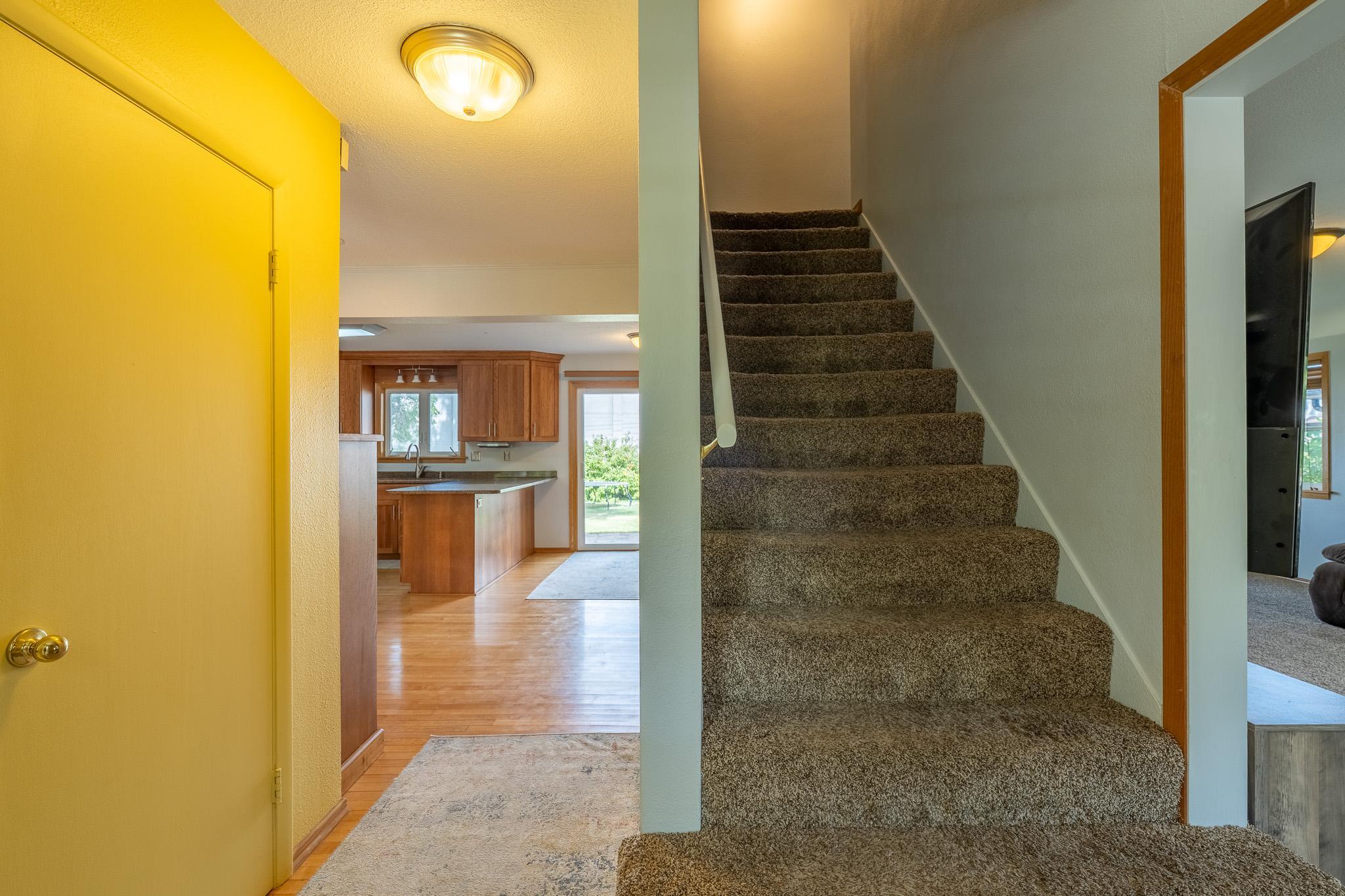 1961 single family home for sale at 913 Park Drive S in Fargo, ND — 5 bed, 4 bath (photo 6 of 52)