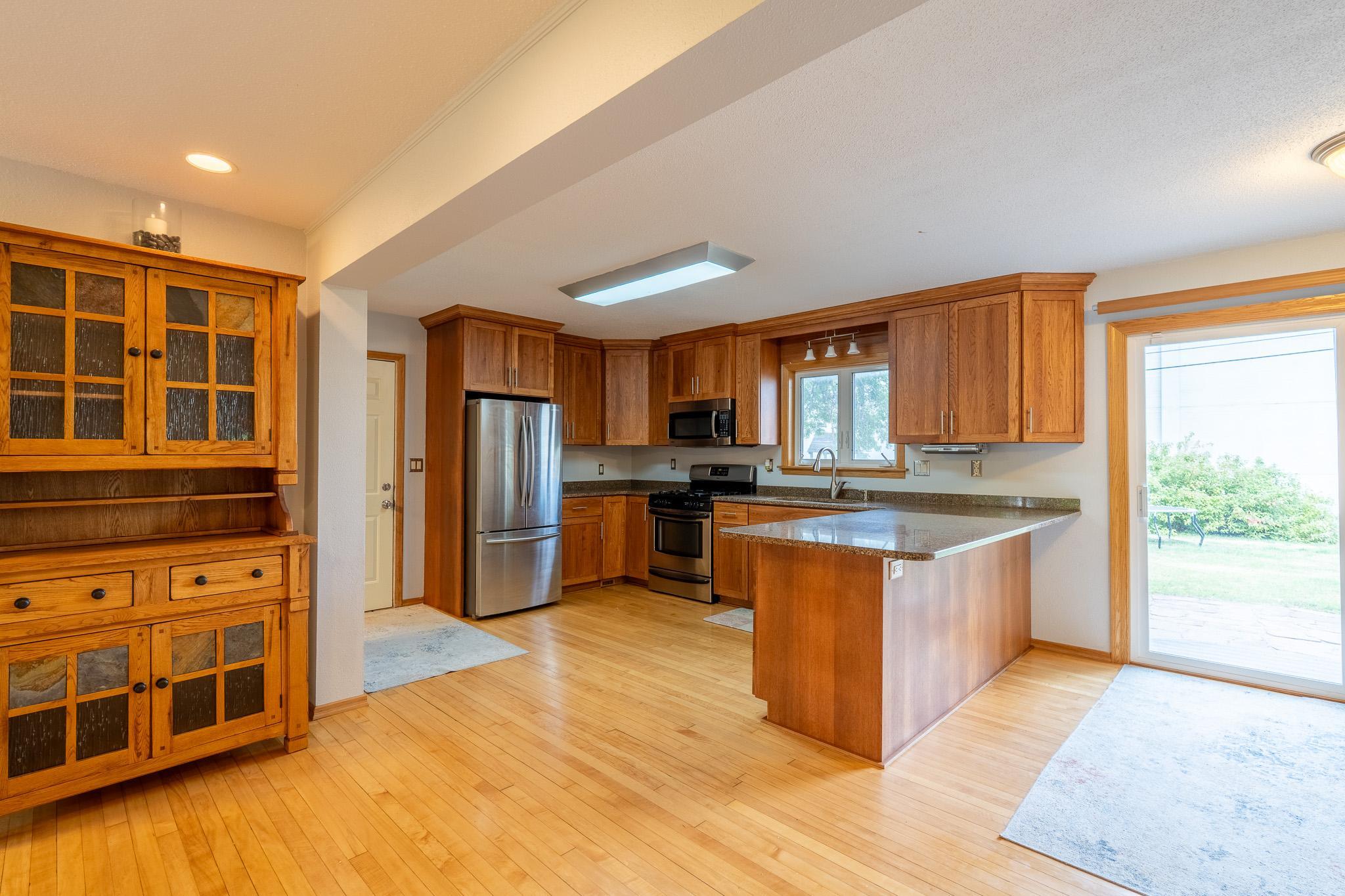1961 single family home for sale at 913 Park Drive S in Fargo, ND — 5 bed, 4 bath (photo 7 of 52)