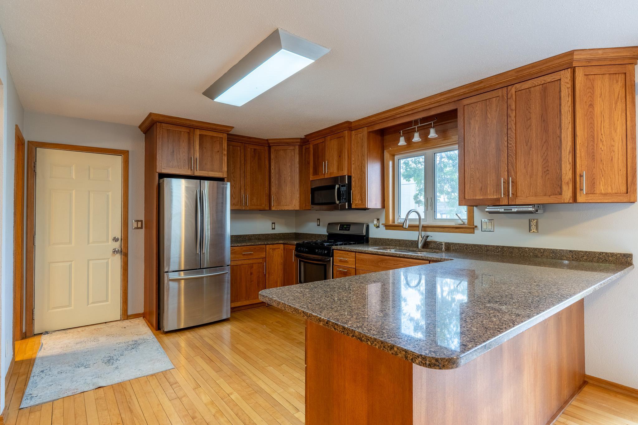 1961 single family home for sale at 913 Park Drive S in Fargo, ND — 5 bed, 4 bath (photo 8 of 52)