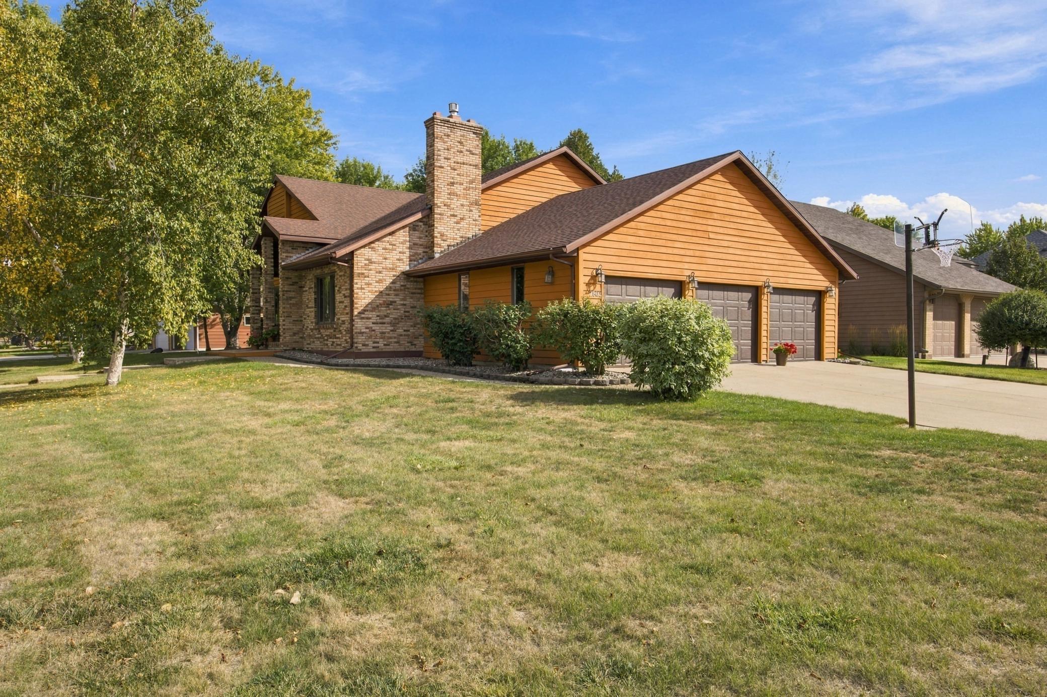 1987 single family home for sale at 2802 28th Avenue S in Fargo, ND — 3 bed, 3 bath (photo 2 of 29)