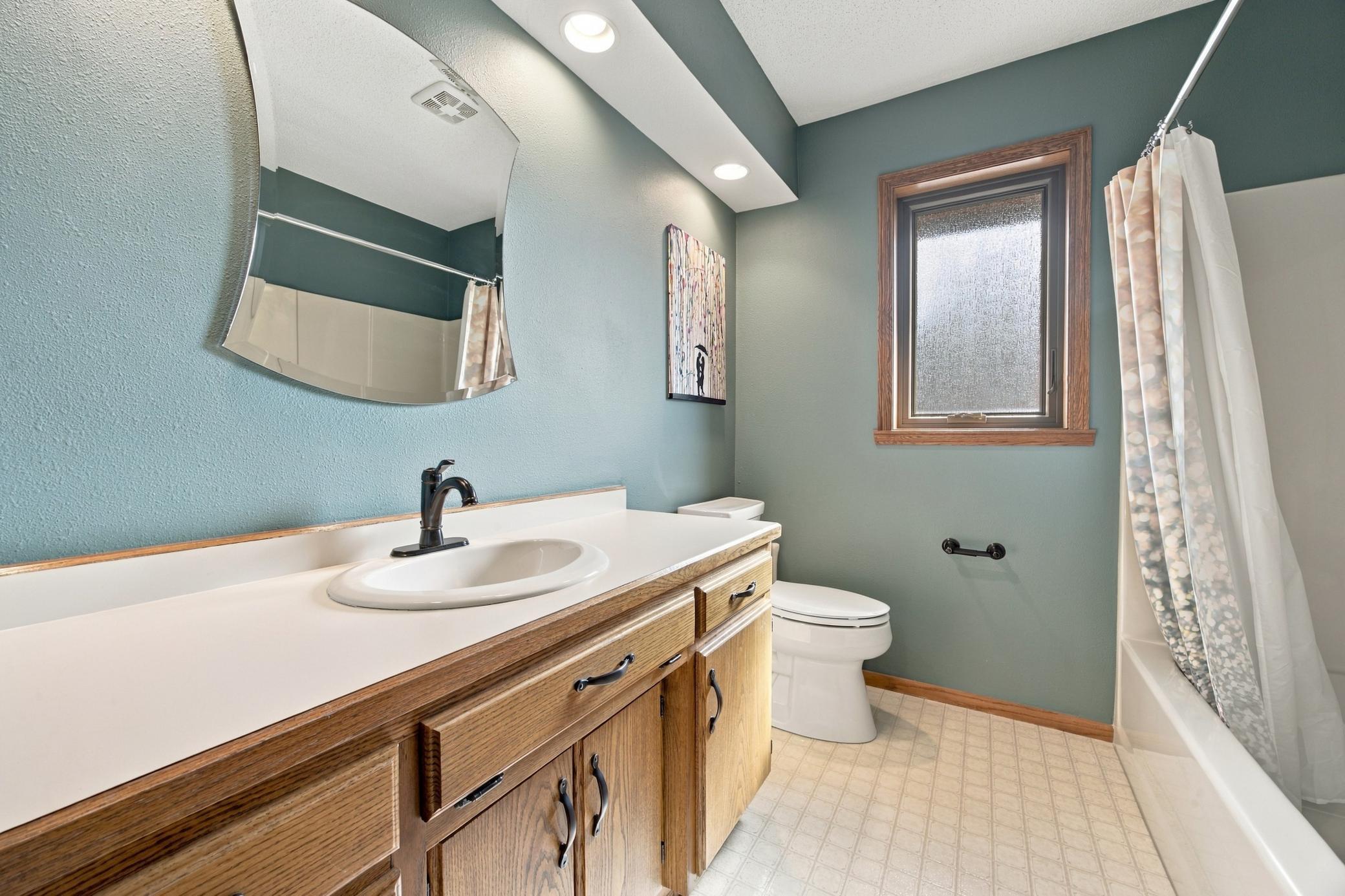 1987 single family home for sale at 2802 28th Avenue S in Fargo, ND — 3 bed, 3 bath (photo 26 of 29)
