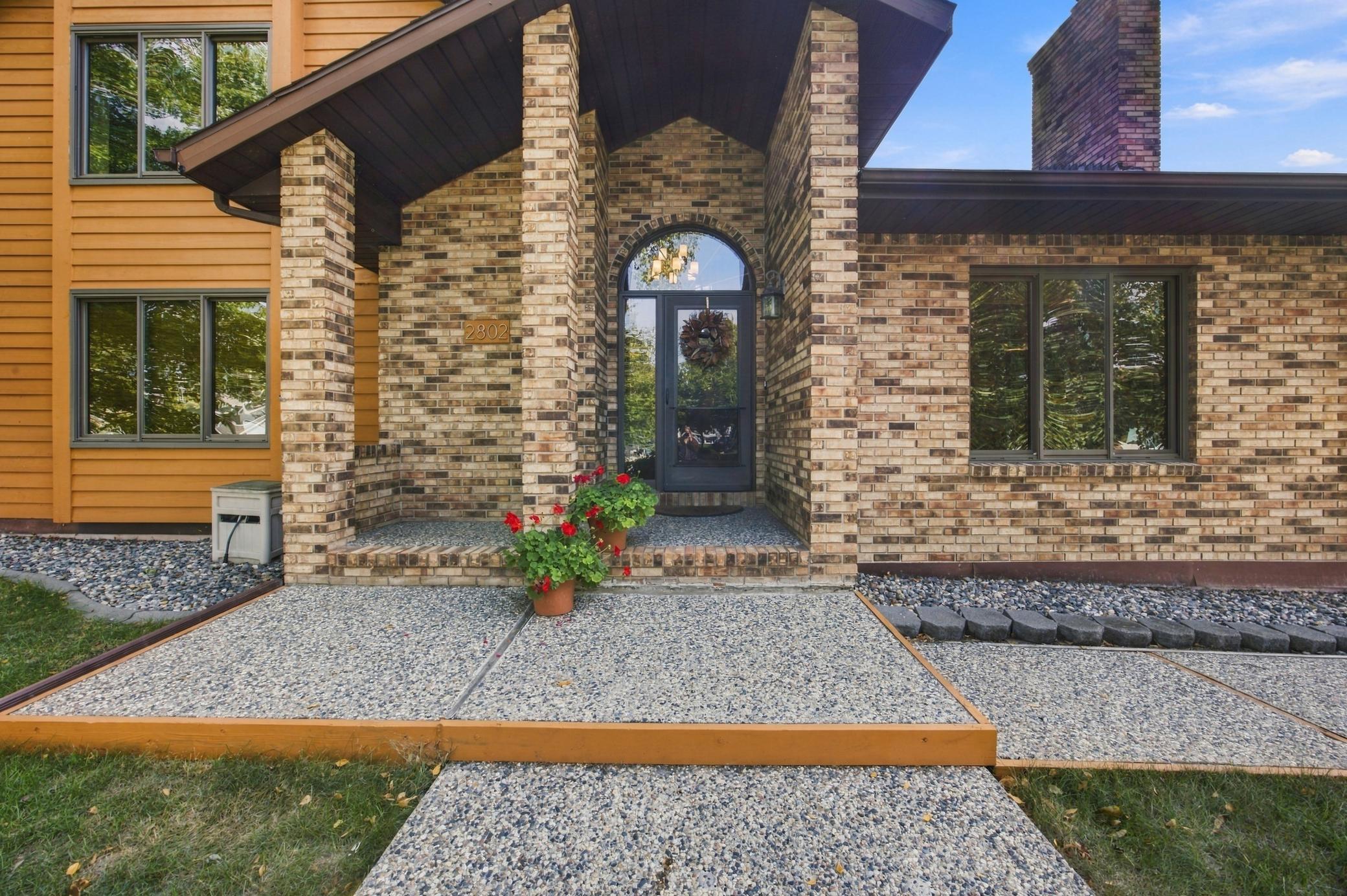 1987 single family home for sale at 2802 28th Avenue S in Fargo, ND — 3 bed, 3 bath (photo 5 of 29)