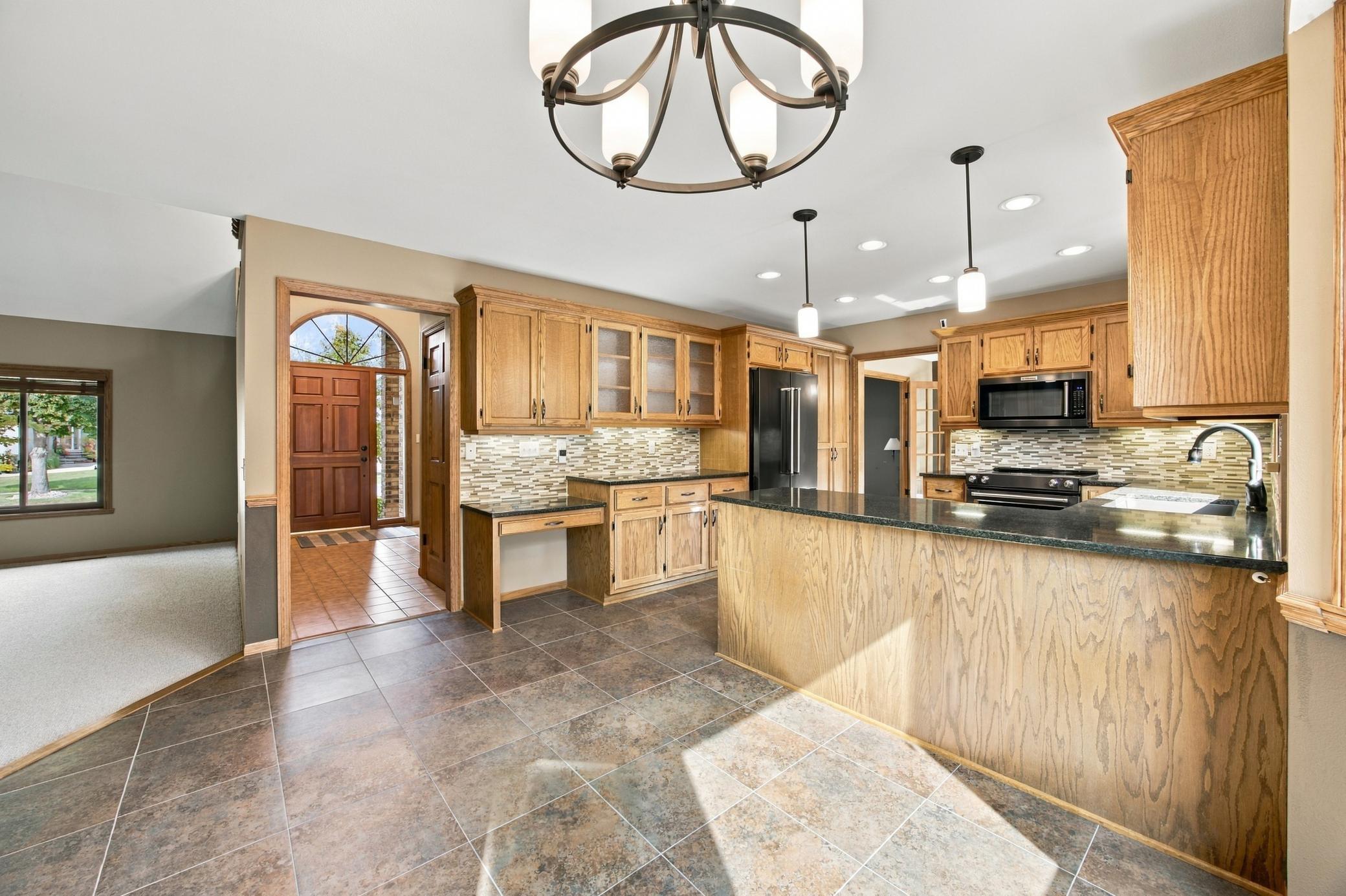 1987 single family home for sale at 2802 28th Avenue S in Fargo, ND — 3 bed, 3 bath (photo 7 of 29)