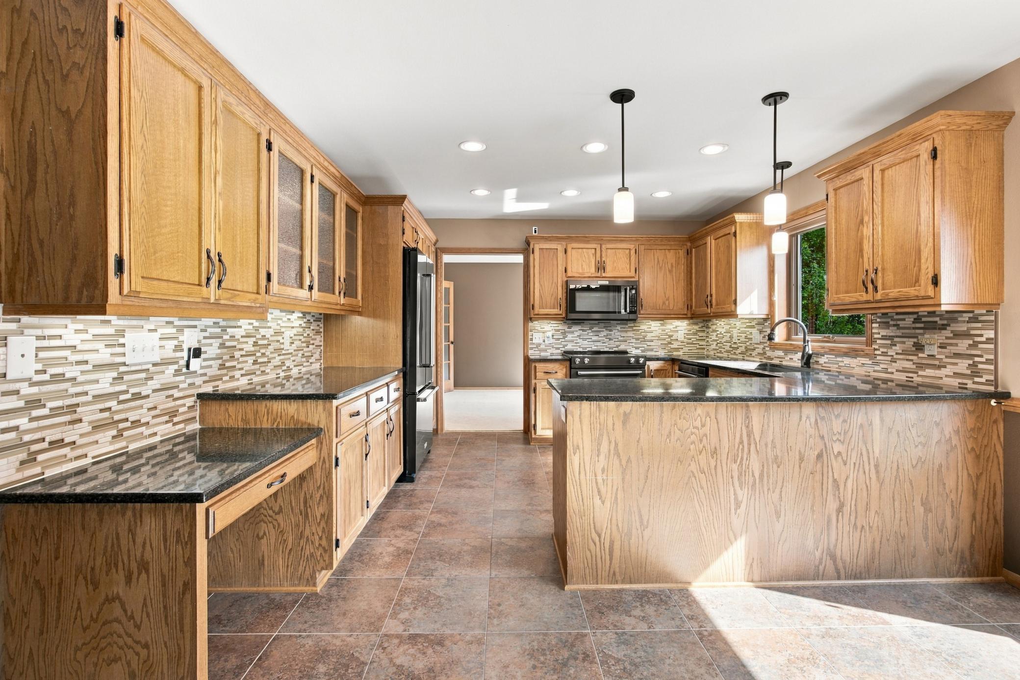 1987 single family home for sale at 2802 28th Avenue S in Fargo, ND — 3 bed, 3 bath (photo 8 of 29)