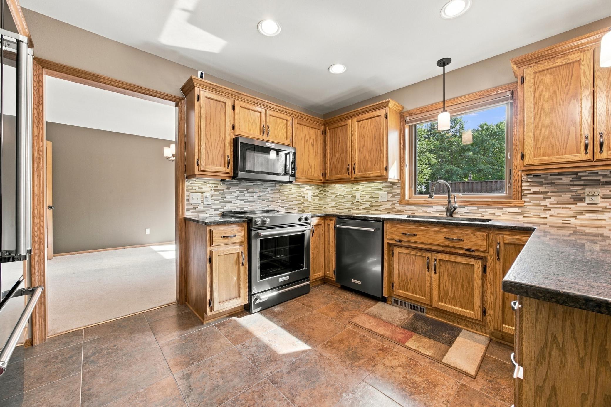 1987 single family home for sale at 2802 28th Avenue S in Fargo, ND — 3 bed, 3 bath (photo 9 of 29)