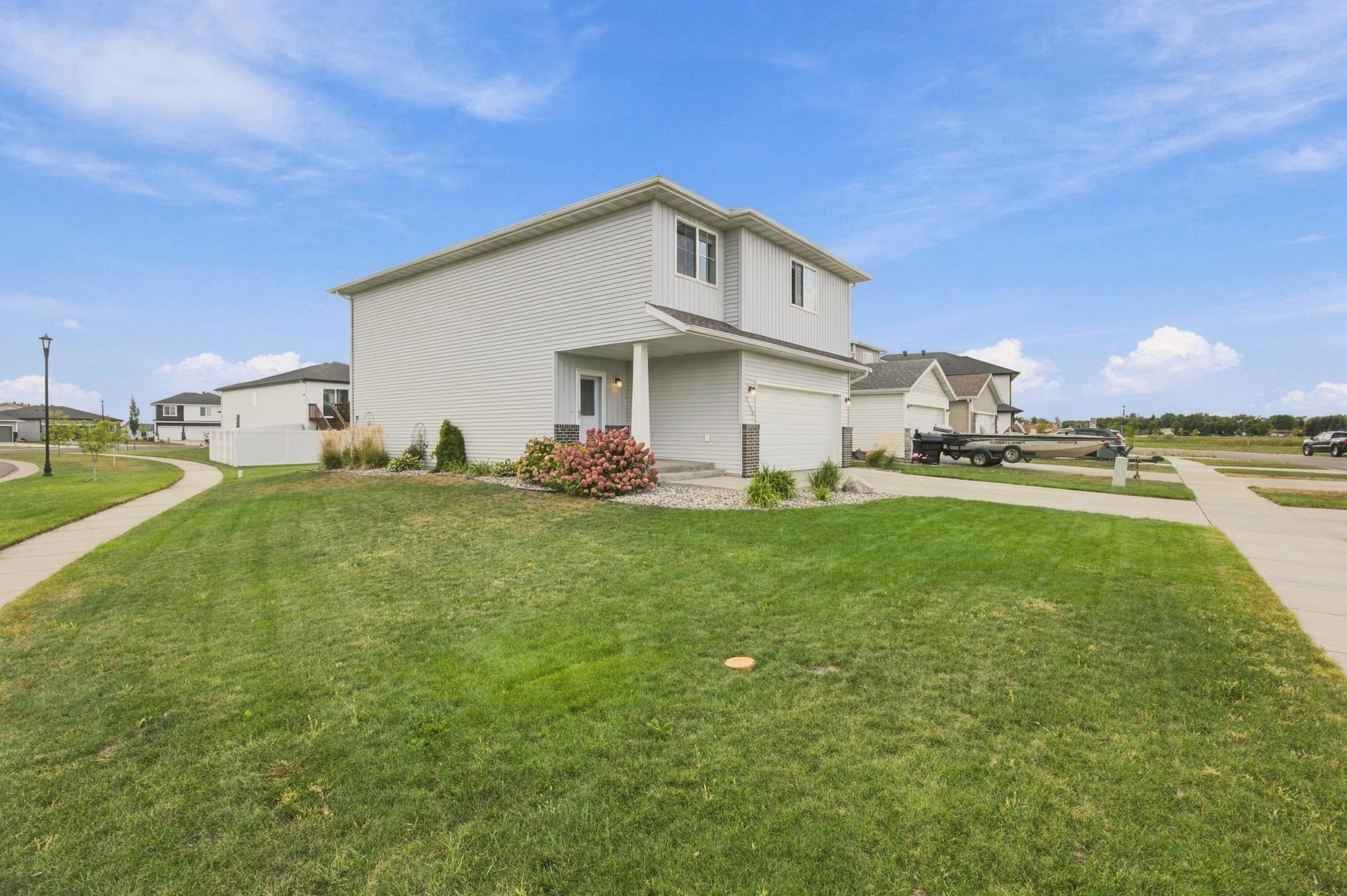 2016 single family home for sale at 2114 65th Avenue S in Fargo, ND — 3 bed, 3 bath (photo 2 of 28)