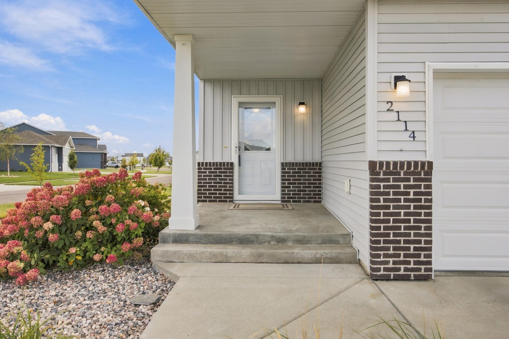 2016 single family home for sale at 2114 65th Avenue S in Fargo, ND — 3 bed, 3 bath (photo 3 of 28)