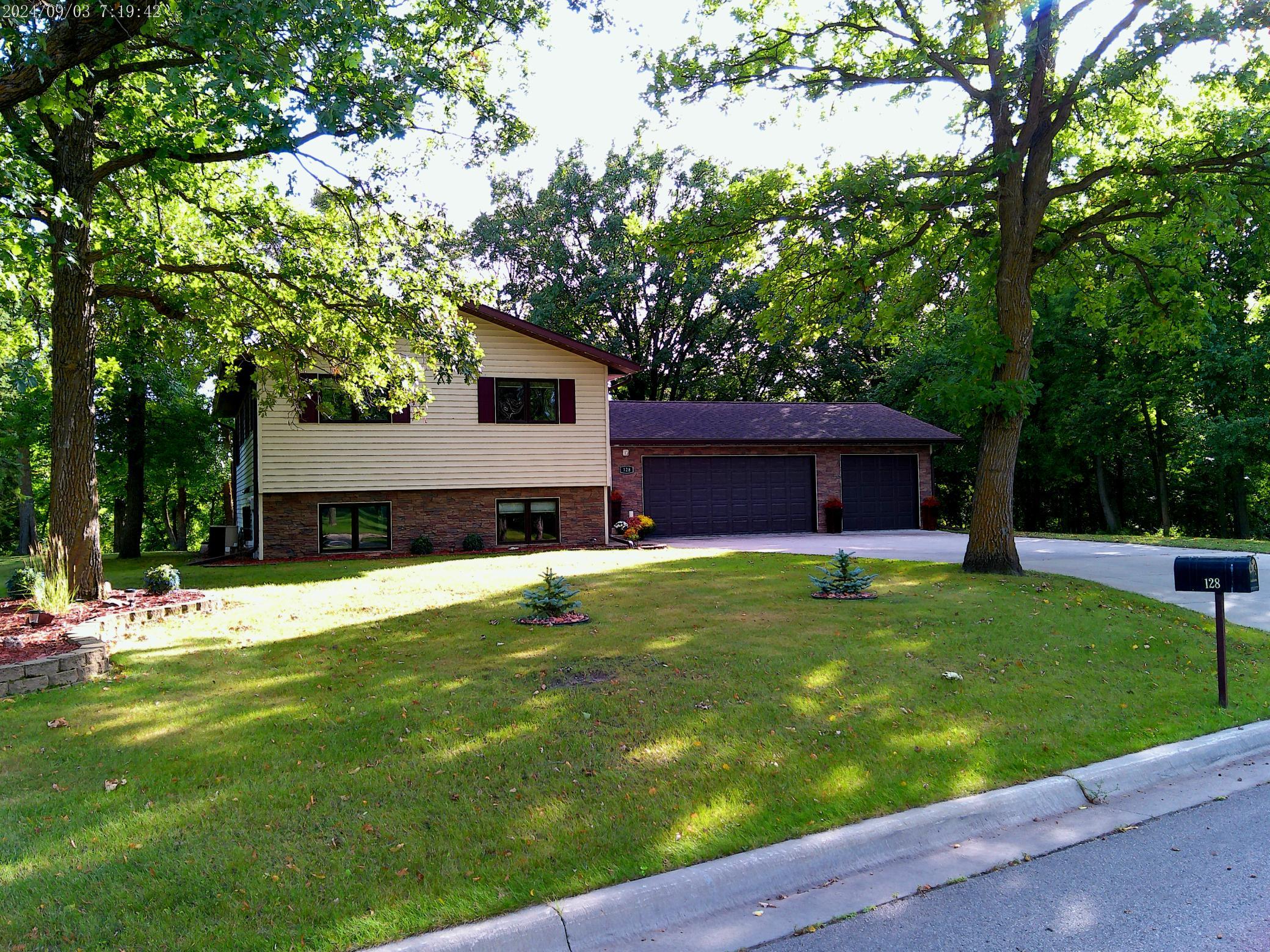 1979 single family home for sale at 128 Eastwood Drive in Thief River Falls, MN — 3 bed, 2 bath (photo 2 of 62)
