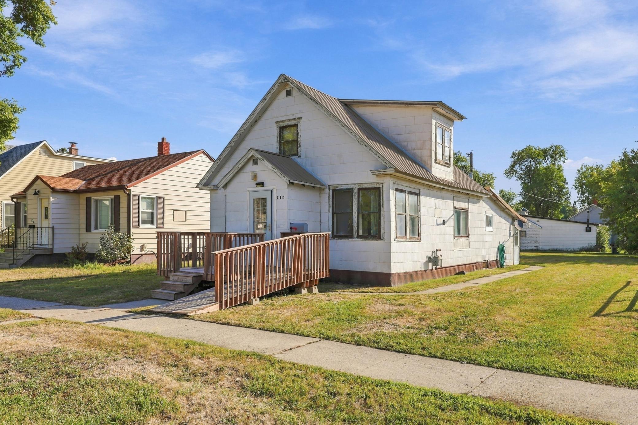 1940 single family home for sale at 212 10th Street N in Breckenridge, MN — 2 bed, 1 bath (photo 2 of 30)