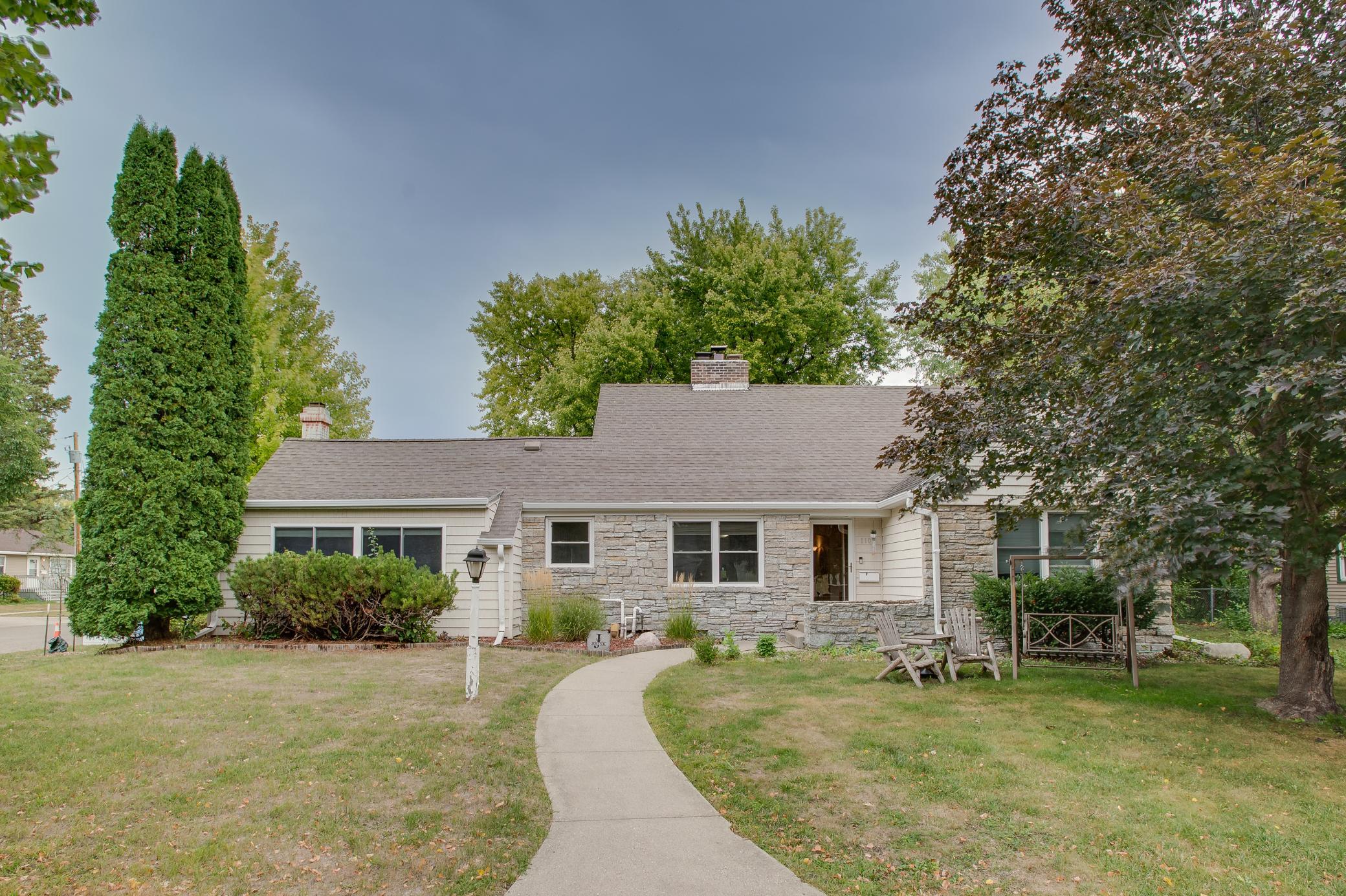 1950 single family home for sale at 1100 13th Street S in Moorhead, MN — 3 bed, 2 bath (photo 2 of 57)