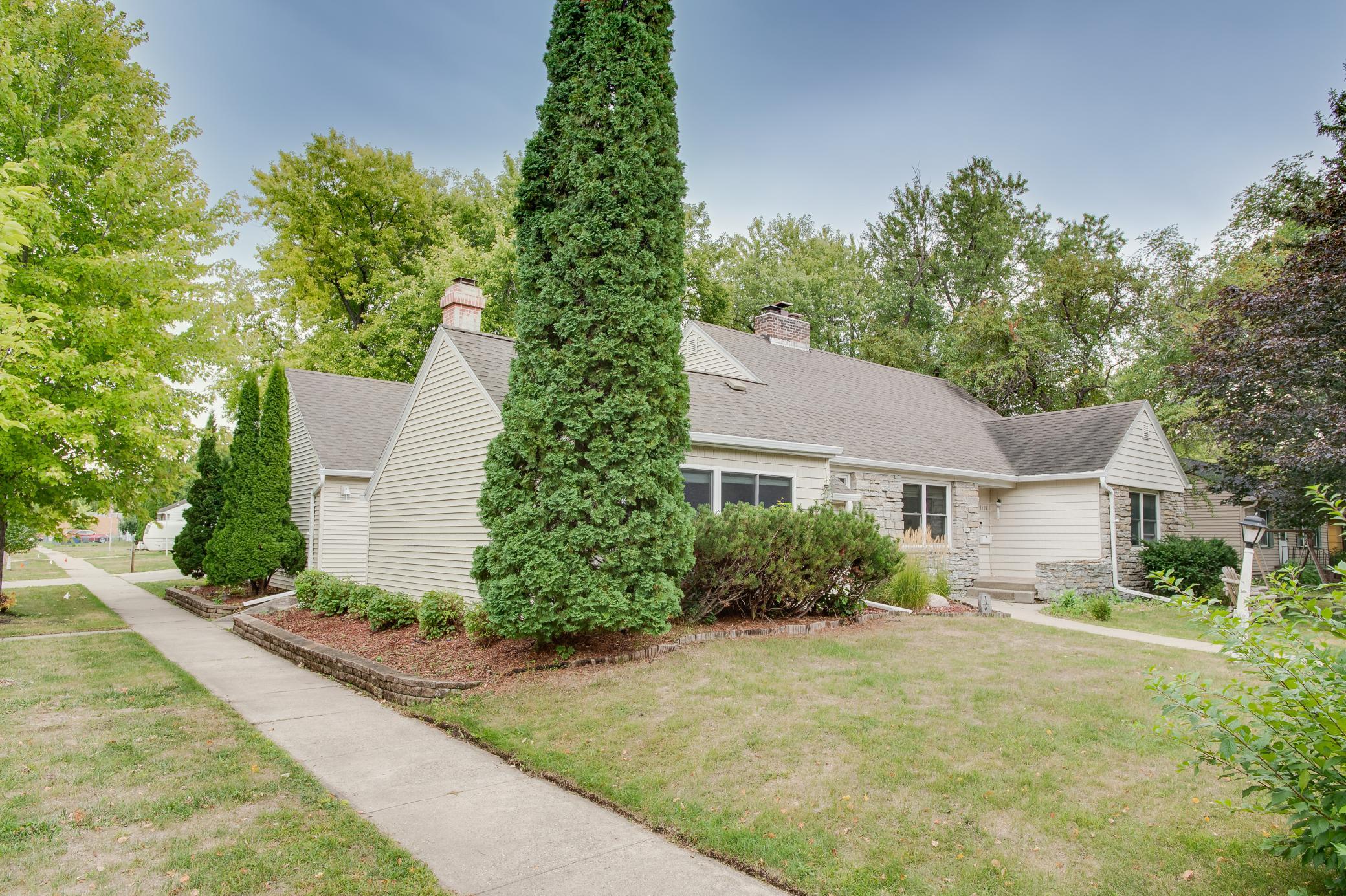 1950 single family home for sale at 1100 13th Street S in Moorhead, MN — 3 bed, 2 bath (photo 3 of 57)