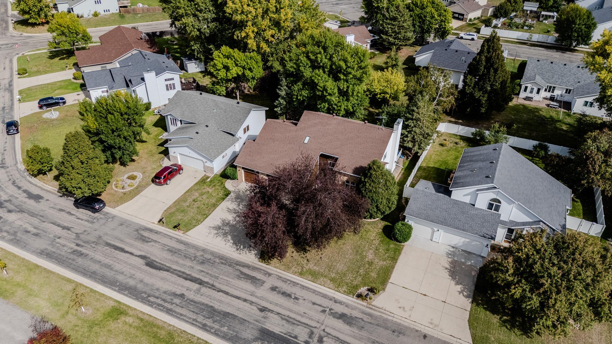 1990 single family home for sale at 1814 32nd Street S in Moorhead, MN — 6 bed, 4 bath (photo 2 of 71)