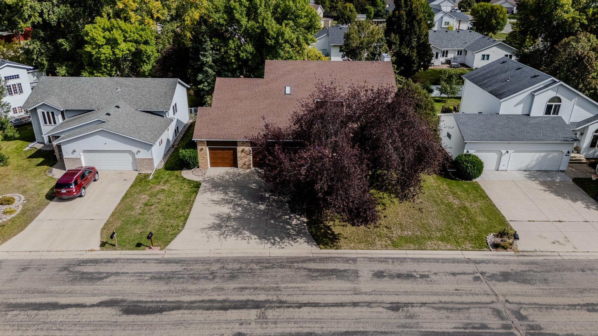 1990 single family home for sale at 1814 32nd Street S in Moorhead, MN — 6 bed, 4 bath (photo 3 of 71)